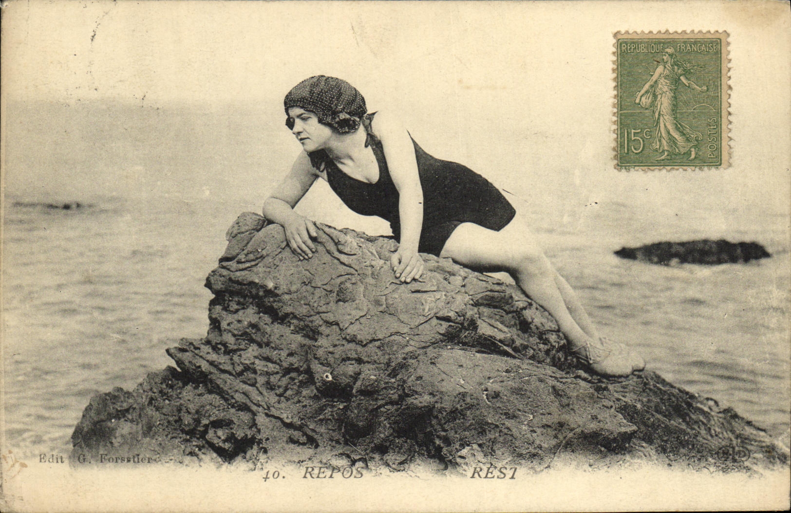 CPA Repos Femme en maillot de bain Baigneuse 