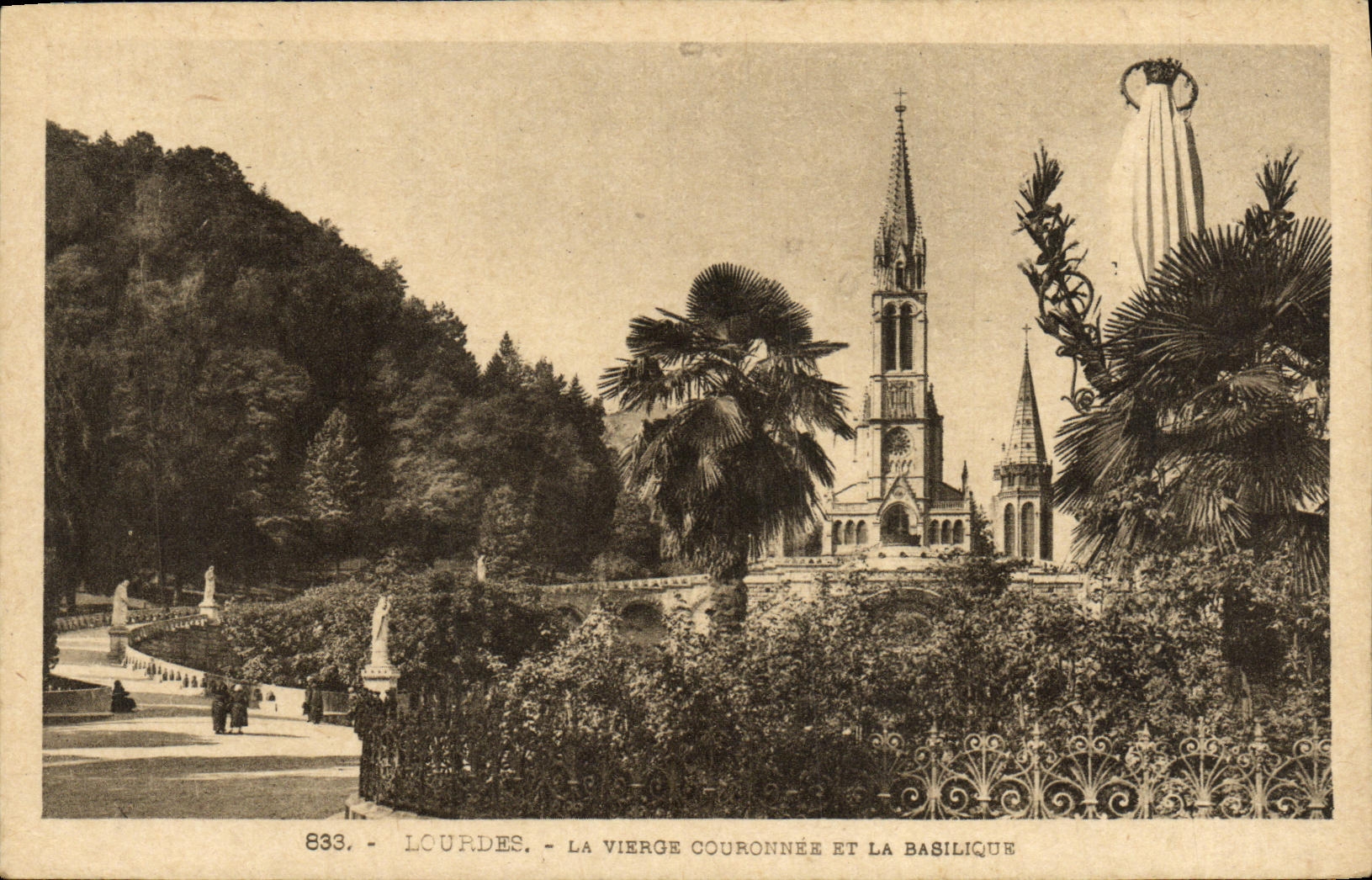 CPA Lourdes La Vierge Couronnes et la Basilique