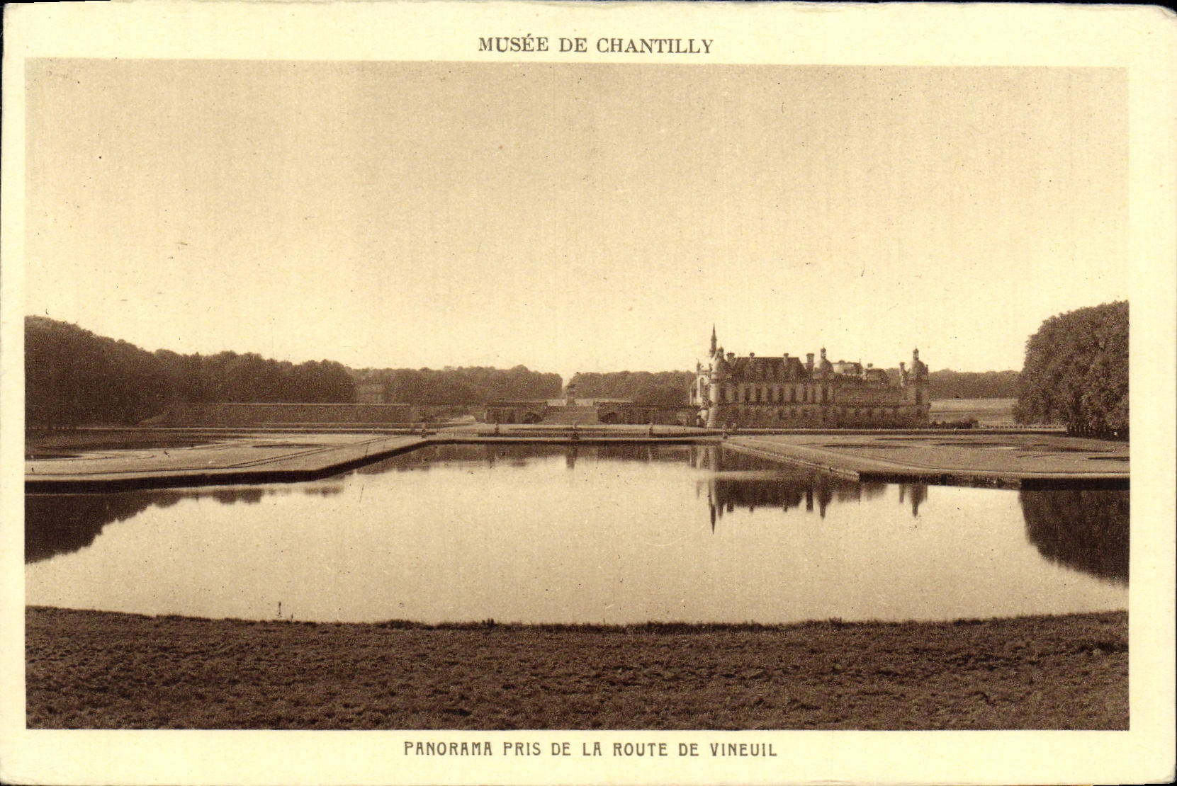CPA Musee de Chantilly Panorama pris de la Route de Vineuil