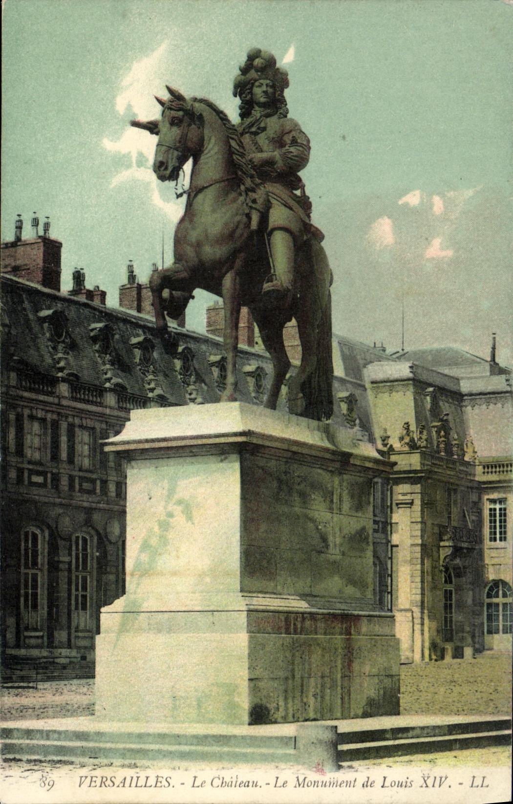 CPA Versailles Le Chateau Le Monumont de Louis XIV