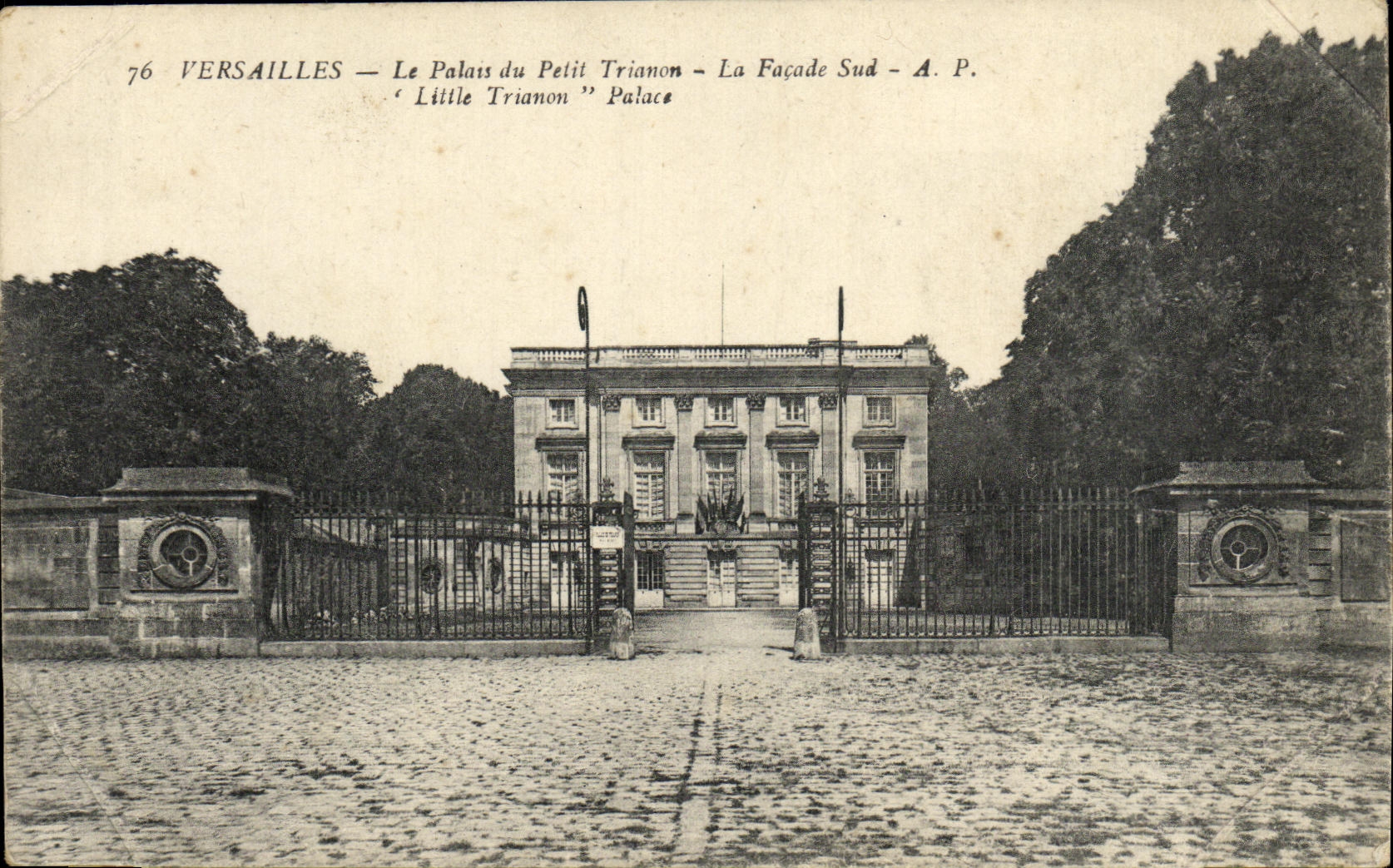 CPA Versailles Le Palais du Petit Trianon La Facade Sud