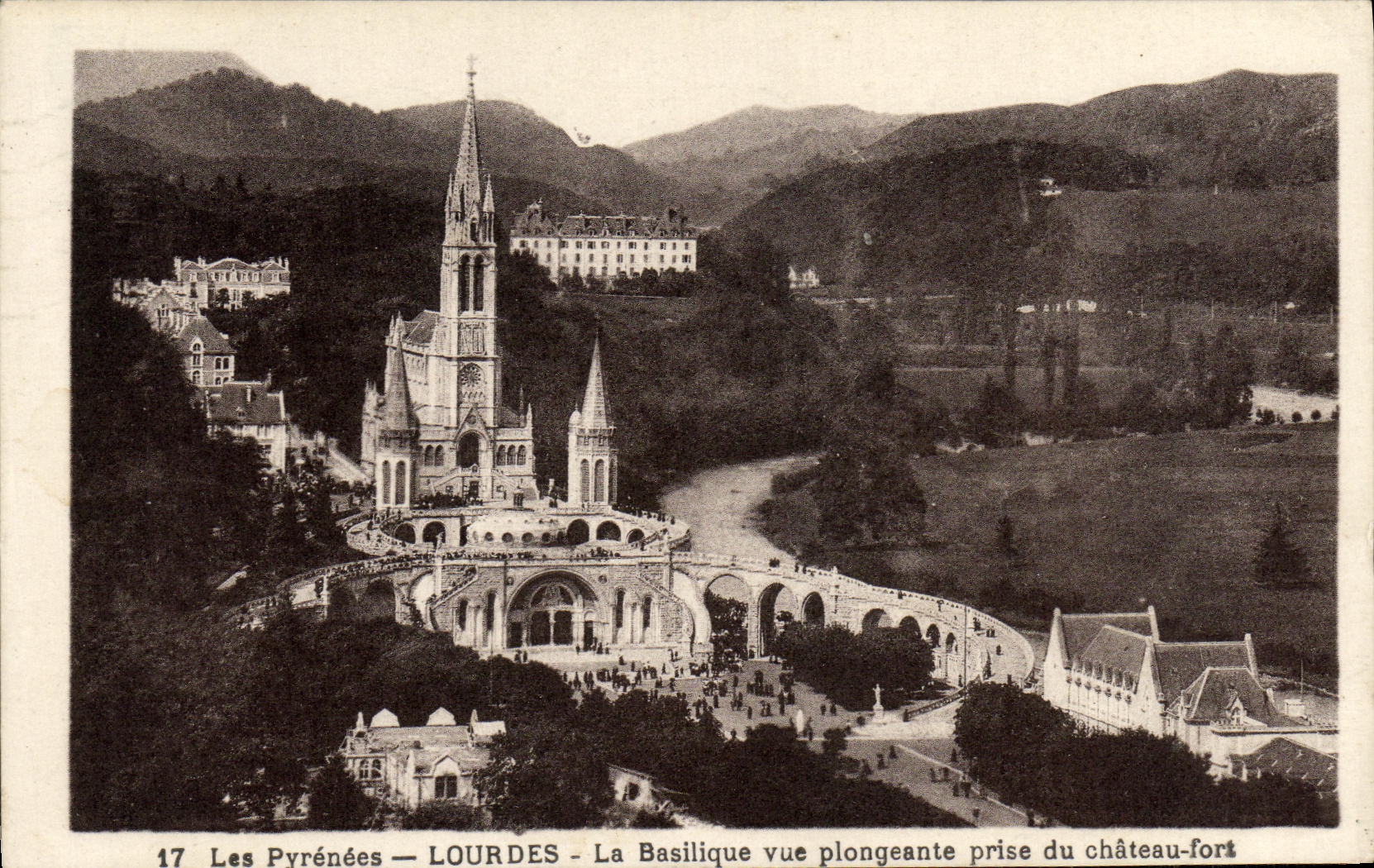 CPA Lourdes La Basilique Vue Plongeante prise du chateau fort