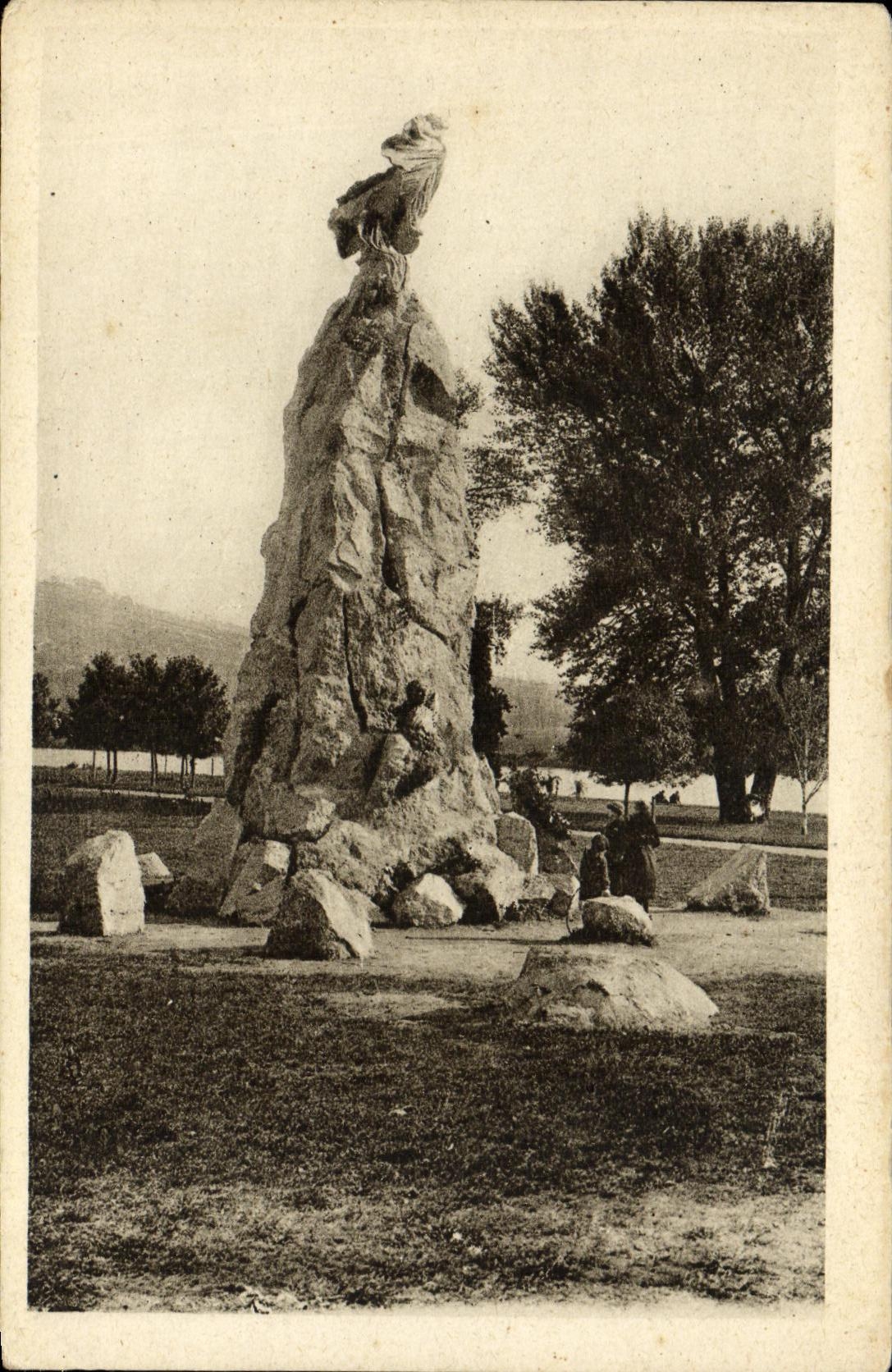 Monumento del parque de Vichy de la POSTAL de la VENDIMIA el nuevo levanto con la memoria de L aviador de Gilbert