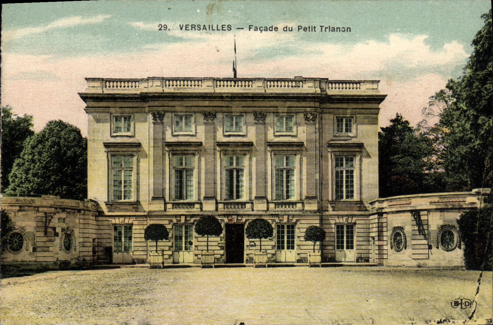 CPA Versailles Facade du Petit Trlanon