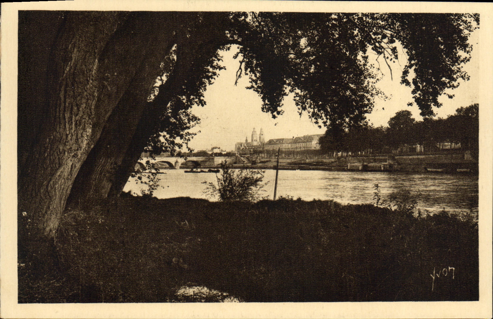 CPA Tours Bords de la Loire La Cathedrale et Pont de Pierre