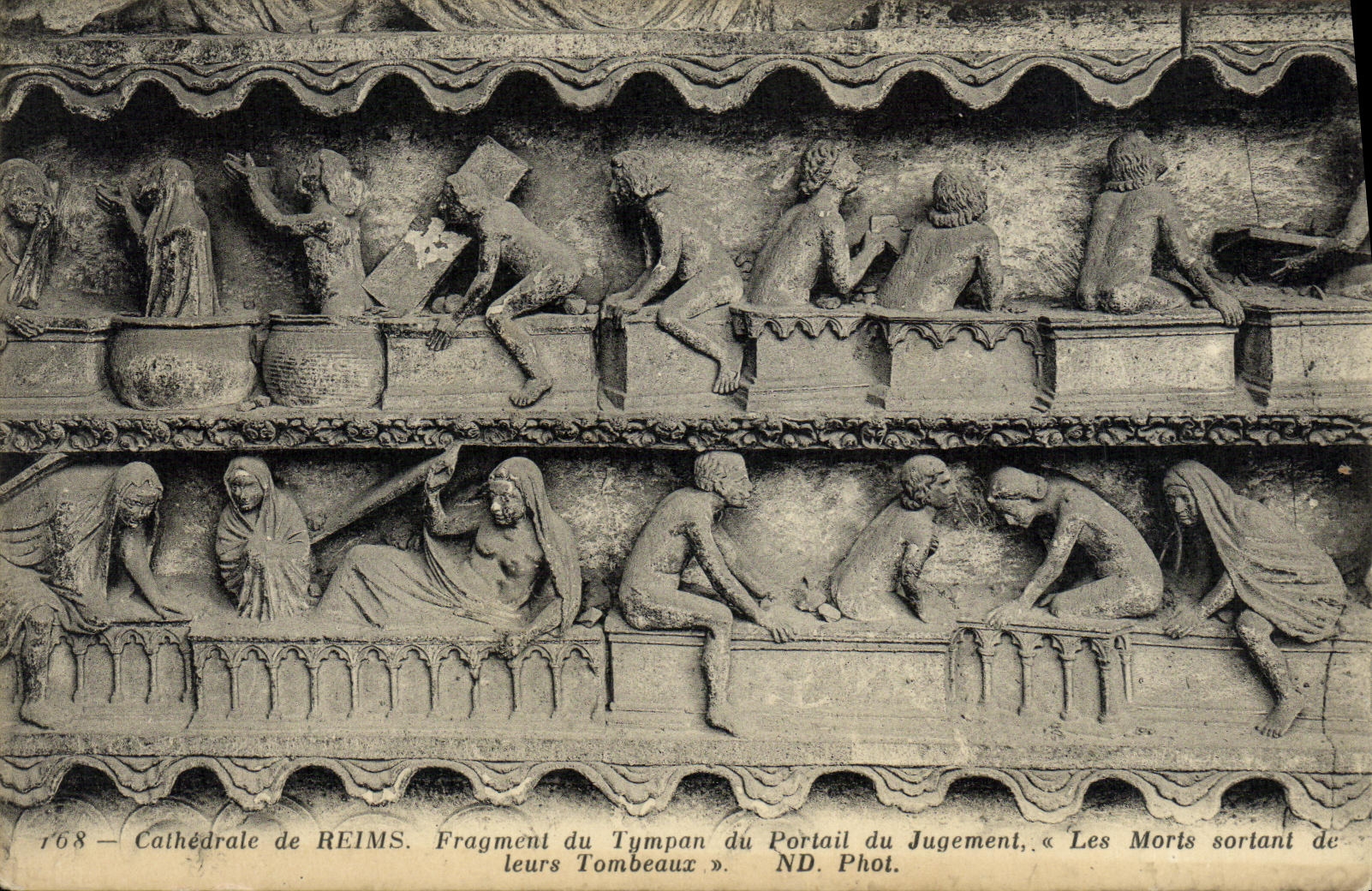 CPA Reims Fragment du Tympan du Portail du Jugement Les morts sortant de leurs tombeaux Cathedrale