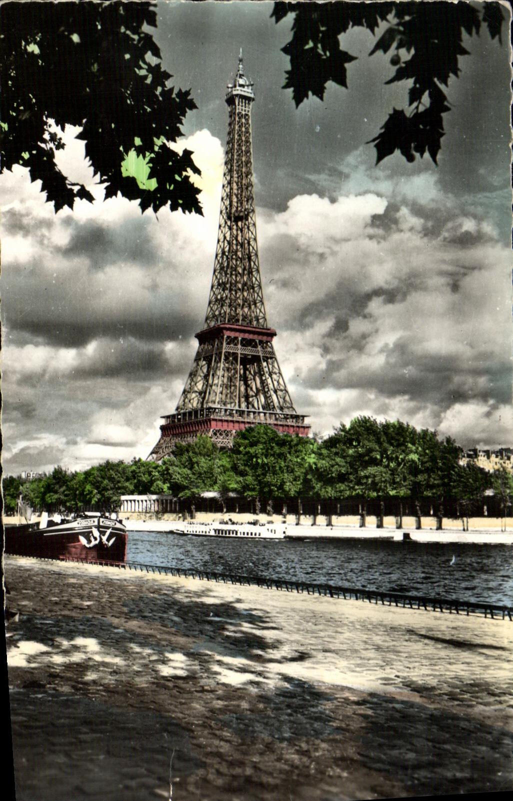 CPM Paris La Tour Eiffel La Vigie de la Capitale