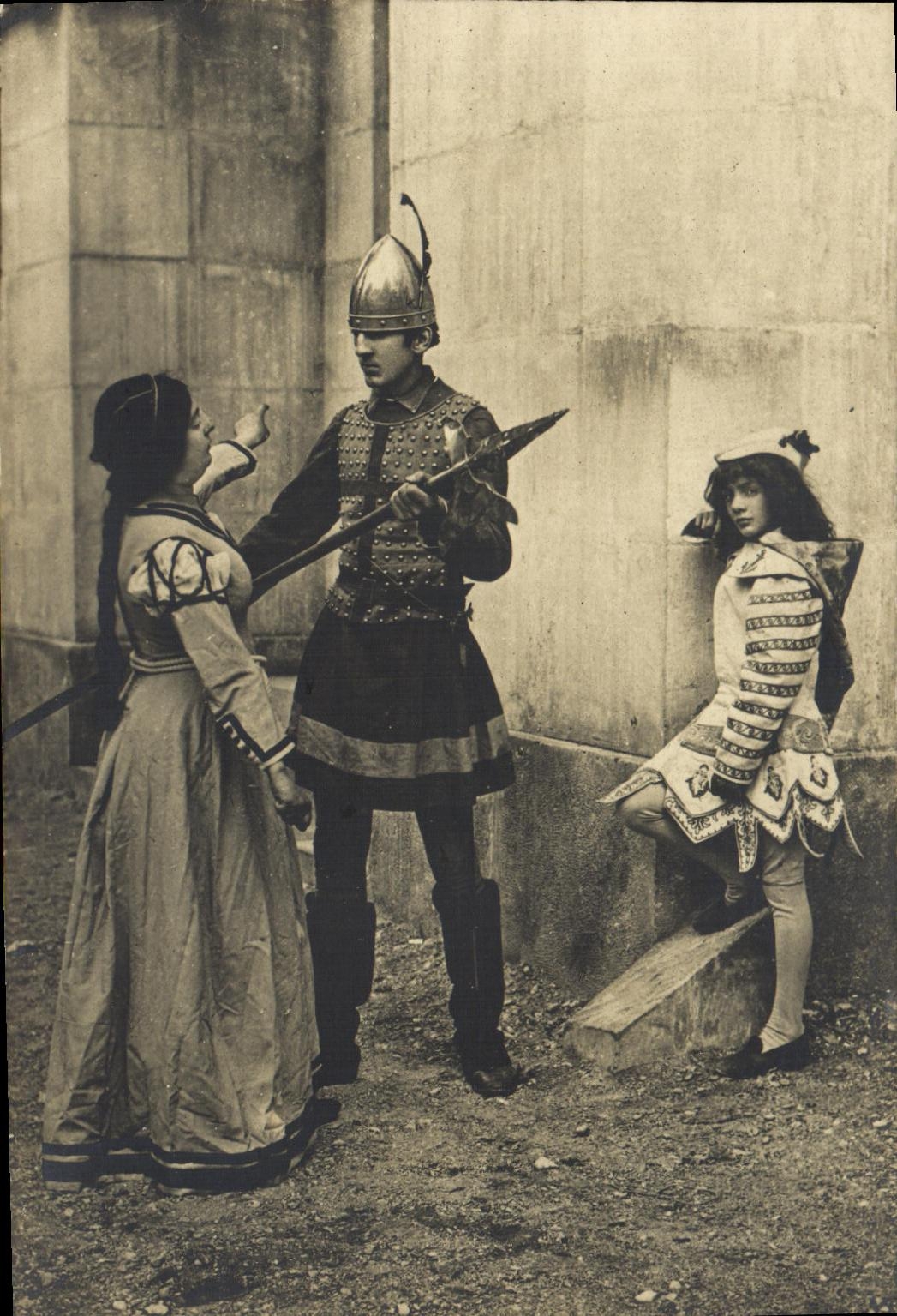 CPA Fantaisie Femme Soldat Enfant chateau de Chinon Suisse