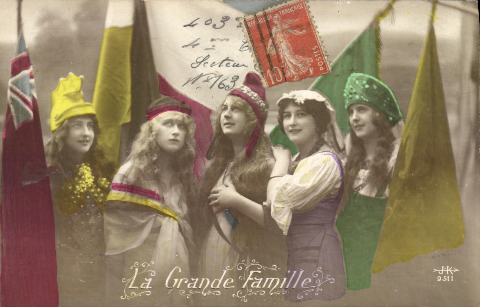 CPA La Grande Famille Femmes Militaria 