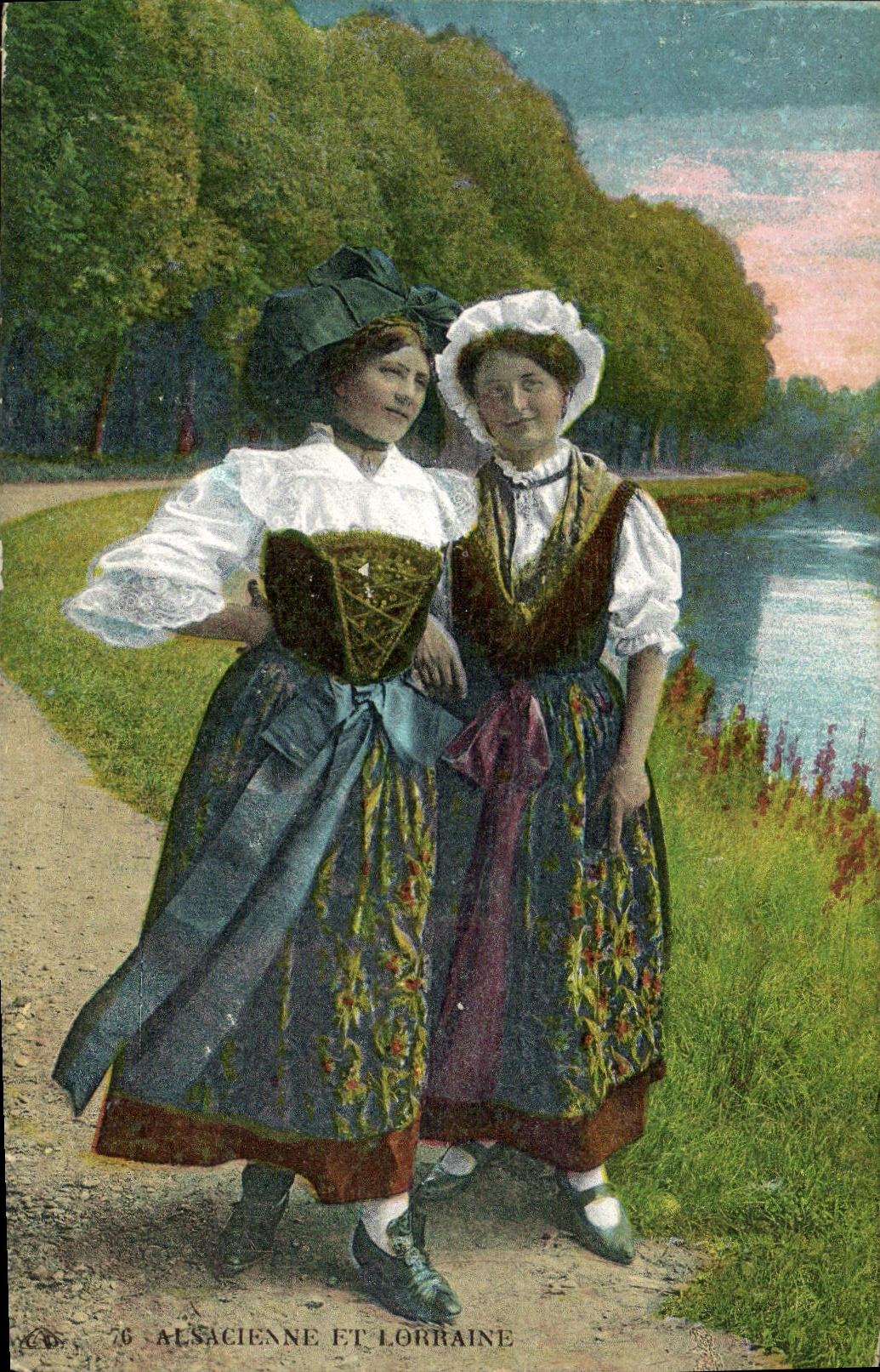 CPA Femmes Alsacienne et Lorraine Folklore