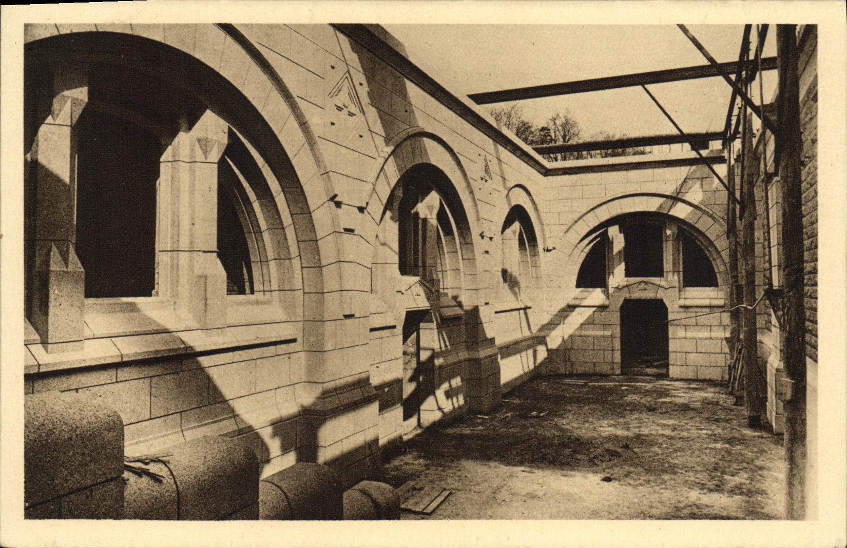 VINTAGE POSTCARD Basilica of Lisieux the crypt