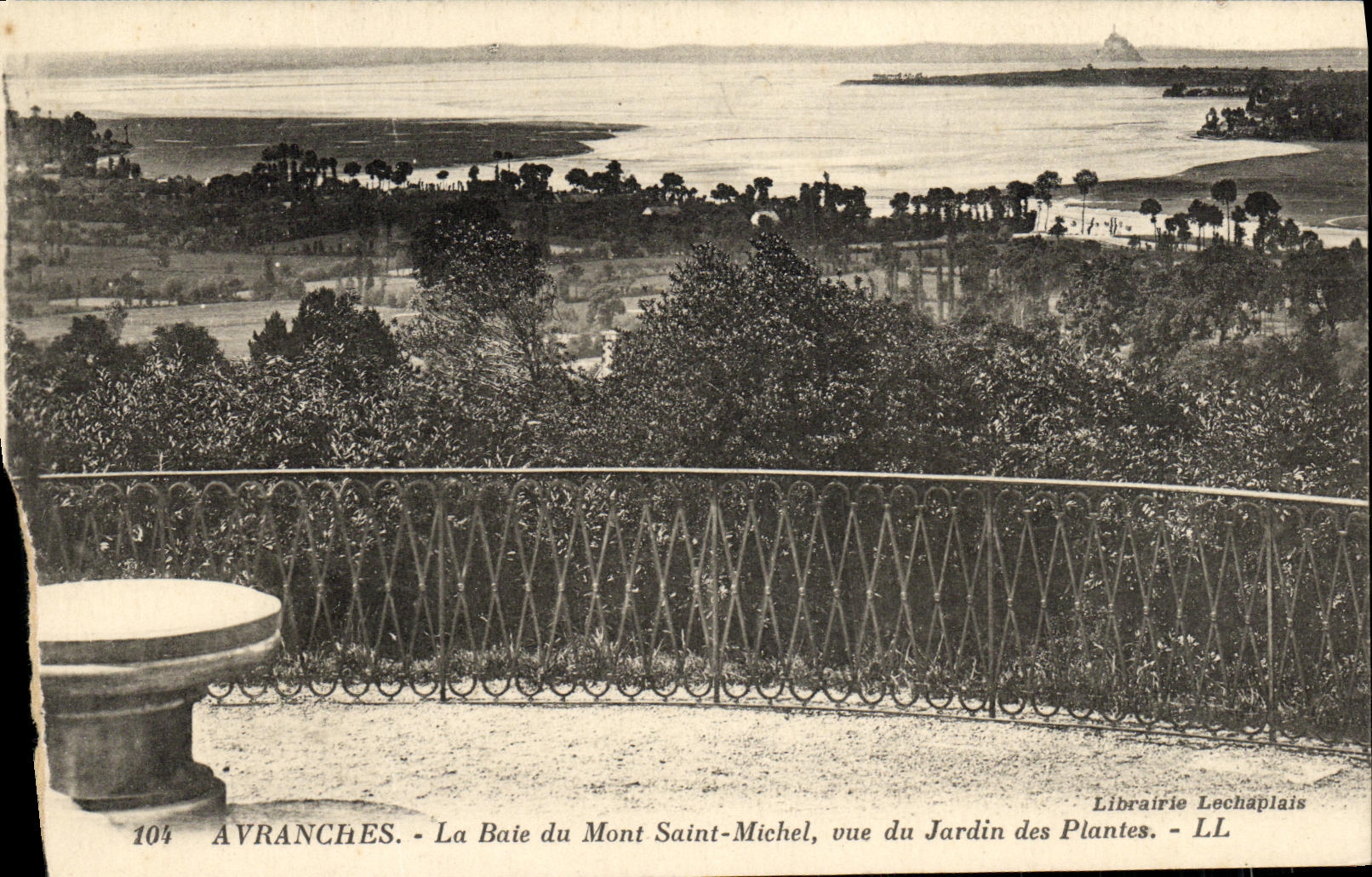 CPA Avranches La Baie du MOnt Saint Michel Vue du Jardin des Plantes