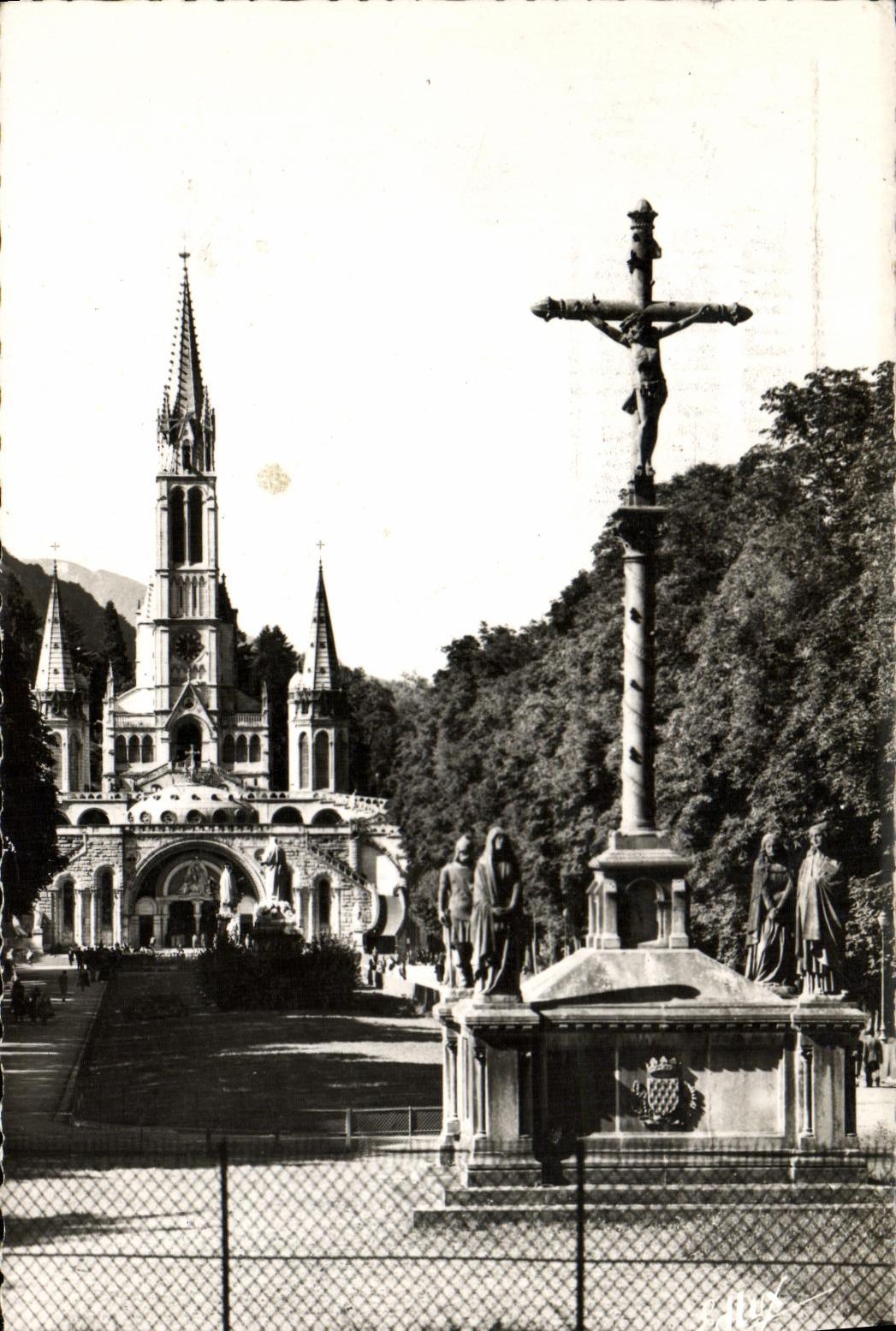 CPM Lourdes La Basilique et le Calvaire Breton