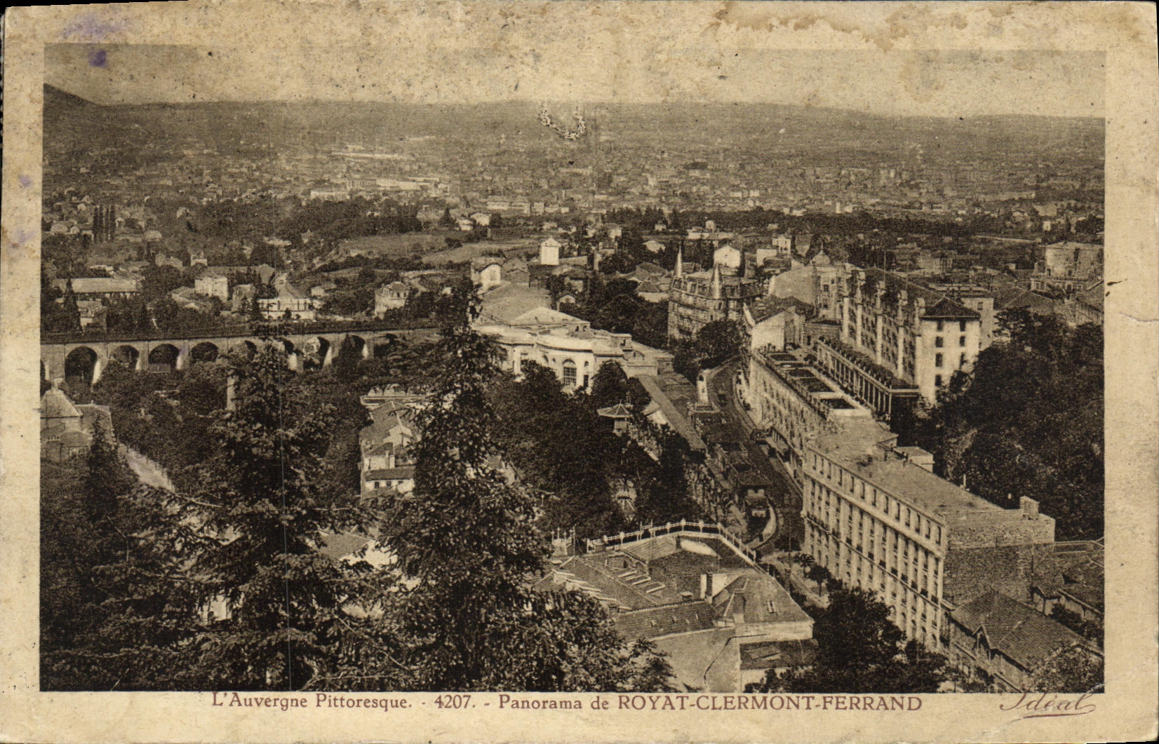 Panorama de Clermont Ferrand Royat de la POSTAL de la VENDIMIA