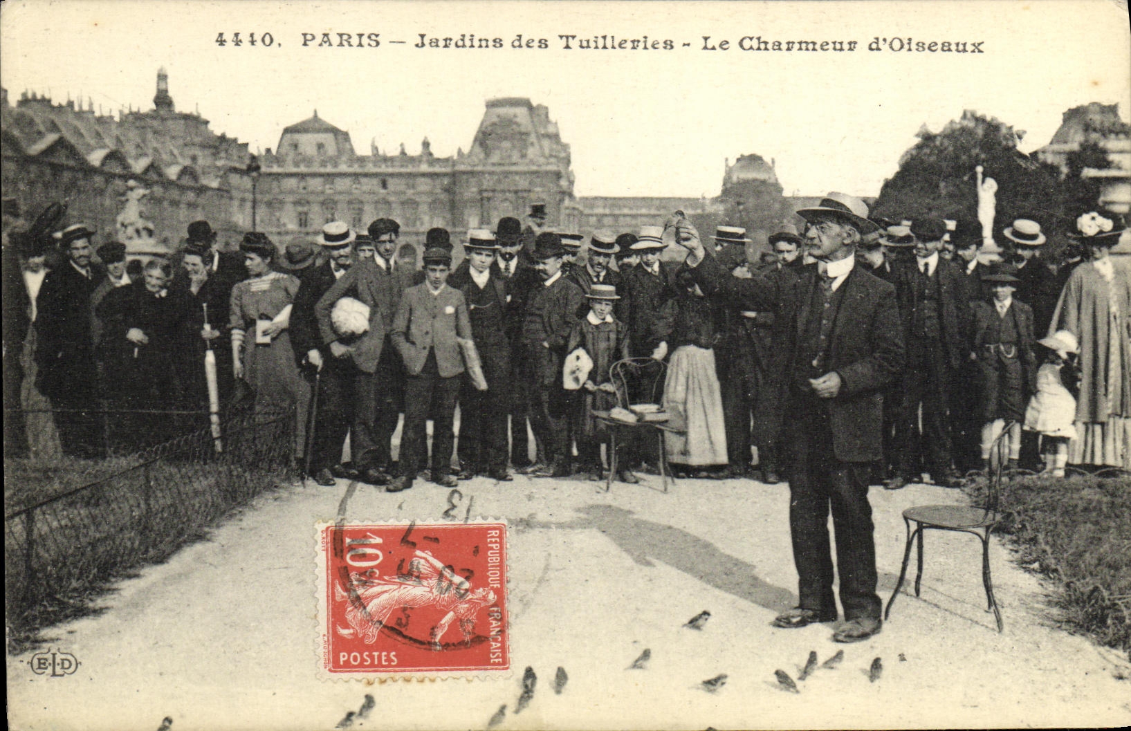 CPA Paris Jardins Des Tuilleries Le Charmeur d oiseaux TOP