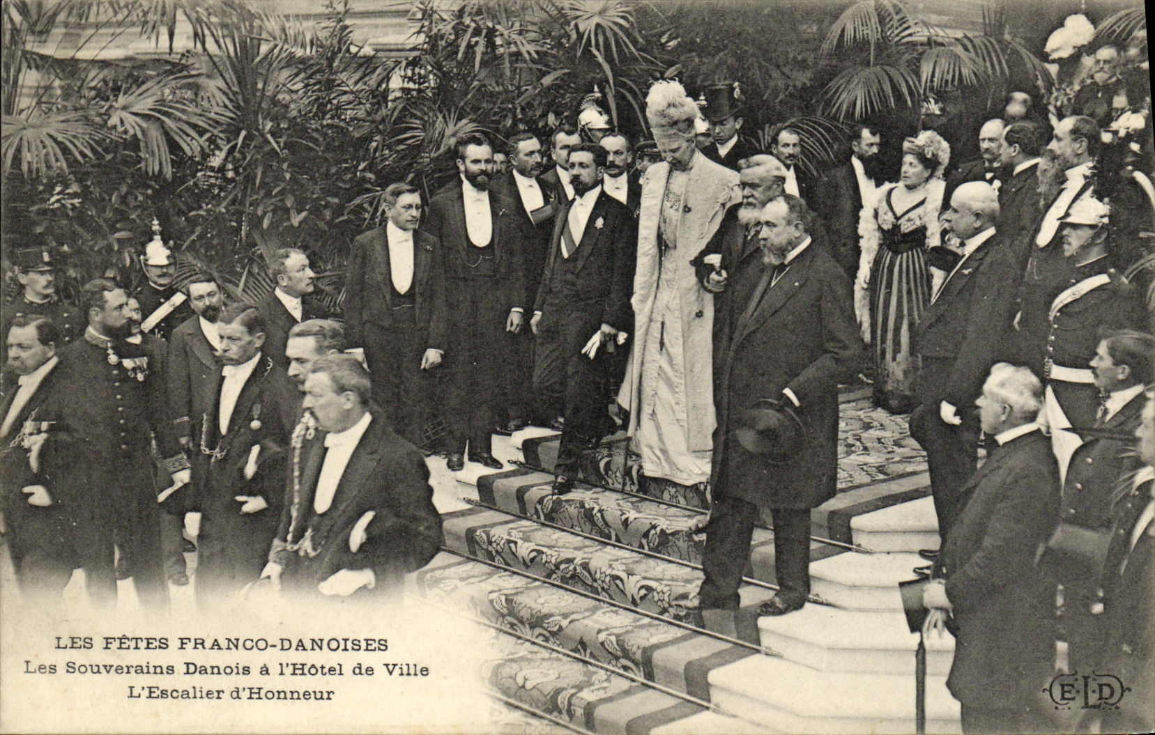 CPA Visite Des Souverains Danois a L Hotel de Ville L escalier d honneur Danemark 