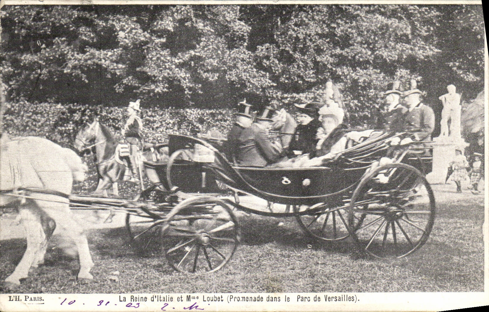 CPA La Reine d Italie et Mme Loubet promenade dans le parc de Versailles