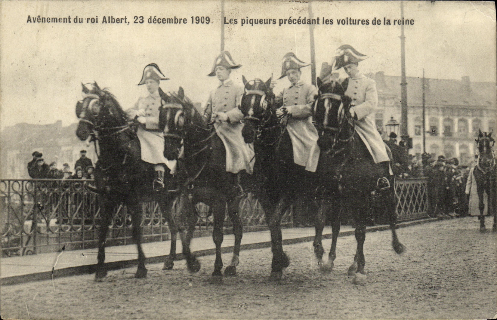 CPA Avenement du Roi Albert 23 decembre 1909 Les piqueurs precedant les voitures de la reine 