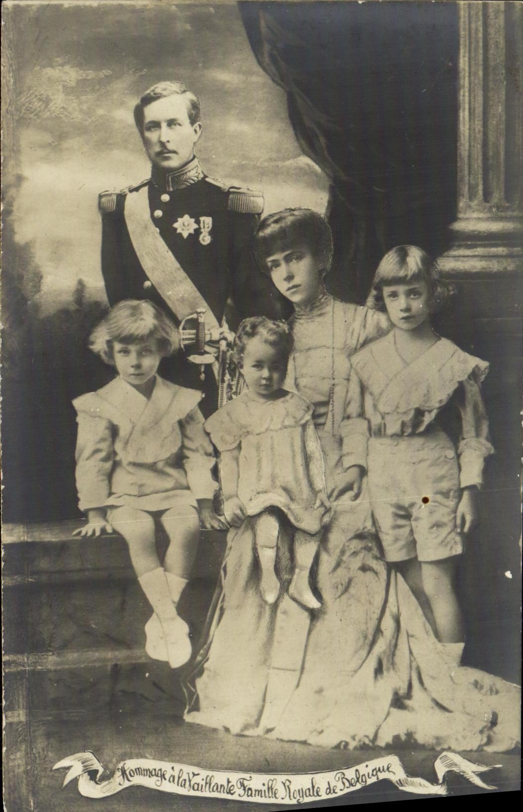 VINTAGE POSTCARD Sainte royal family Of Belgium