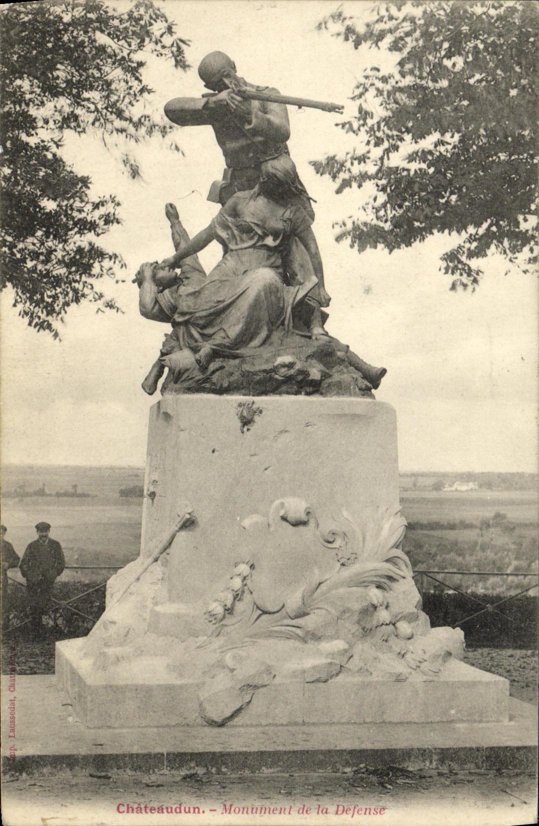 CPA Chateaudun Monument de la defense Militaria