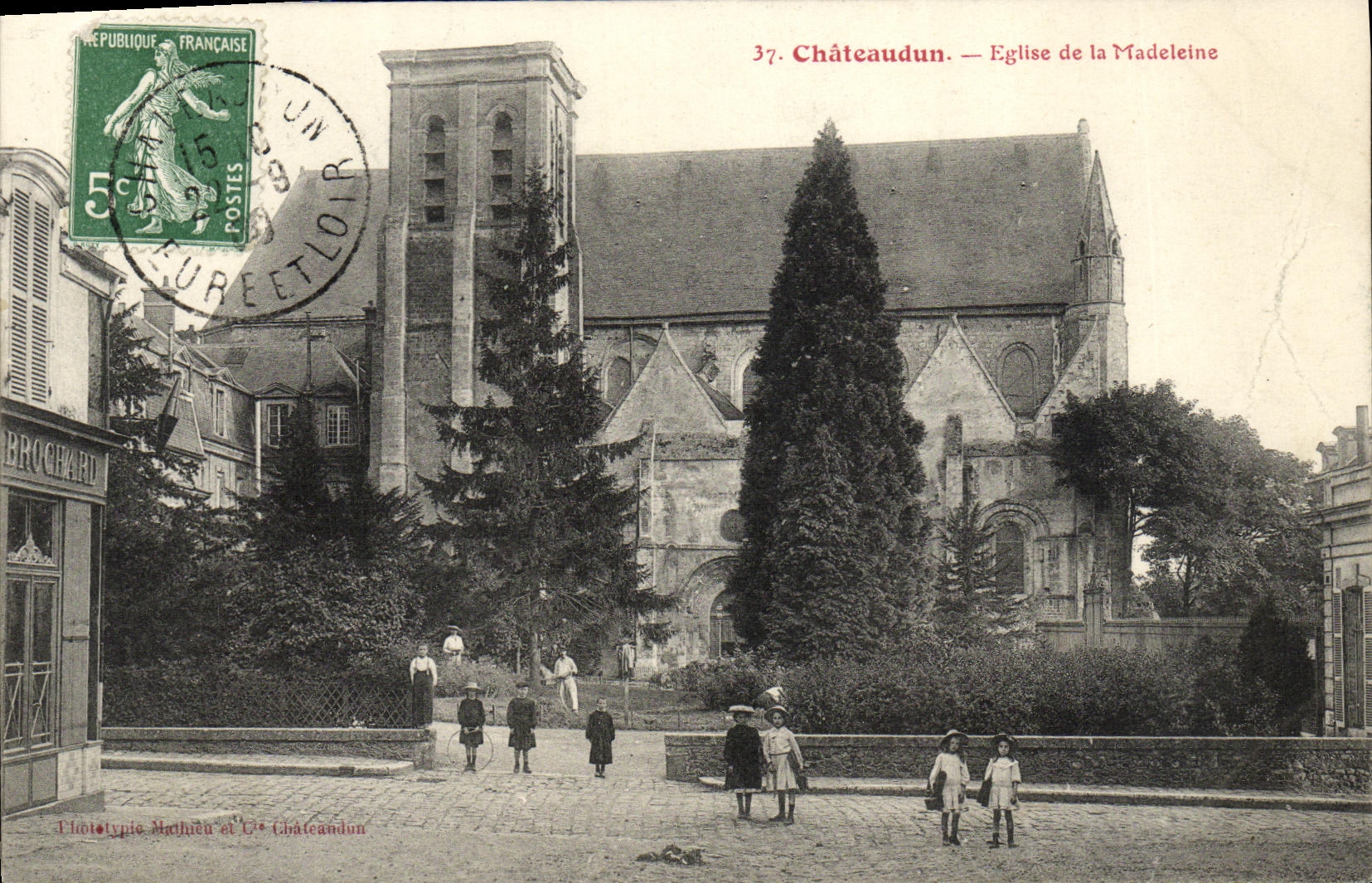 CPA Chateaudun Eglise de la Madeleine Enfants