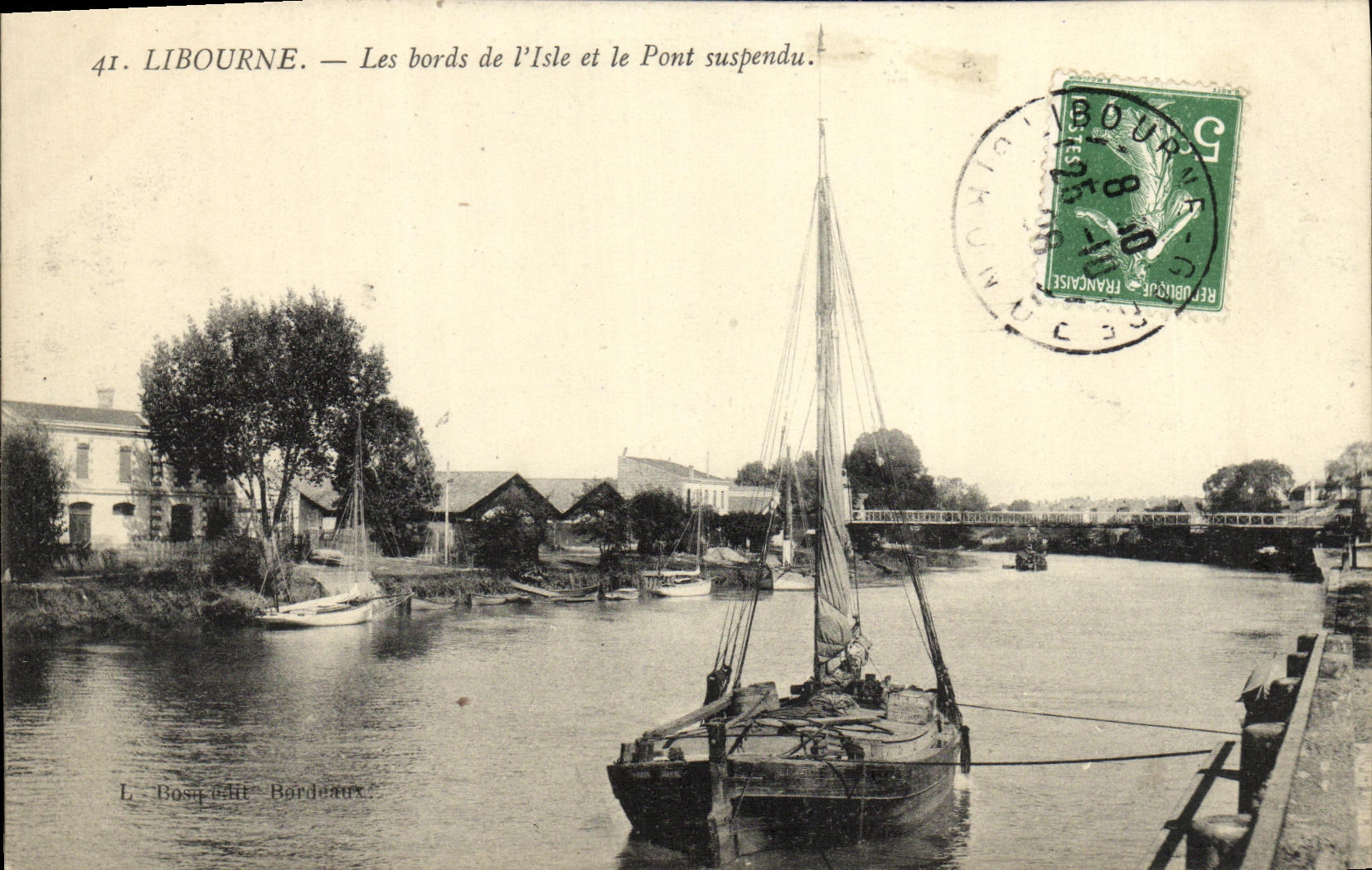 Bordes de Libourne de la POSTAL de la VENDIMIA de L isla y el barco suspendido del puente