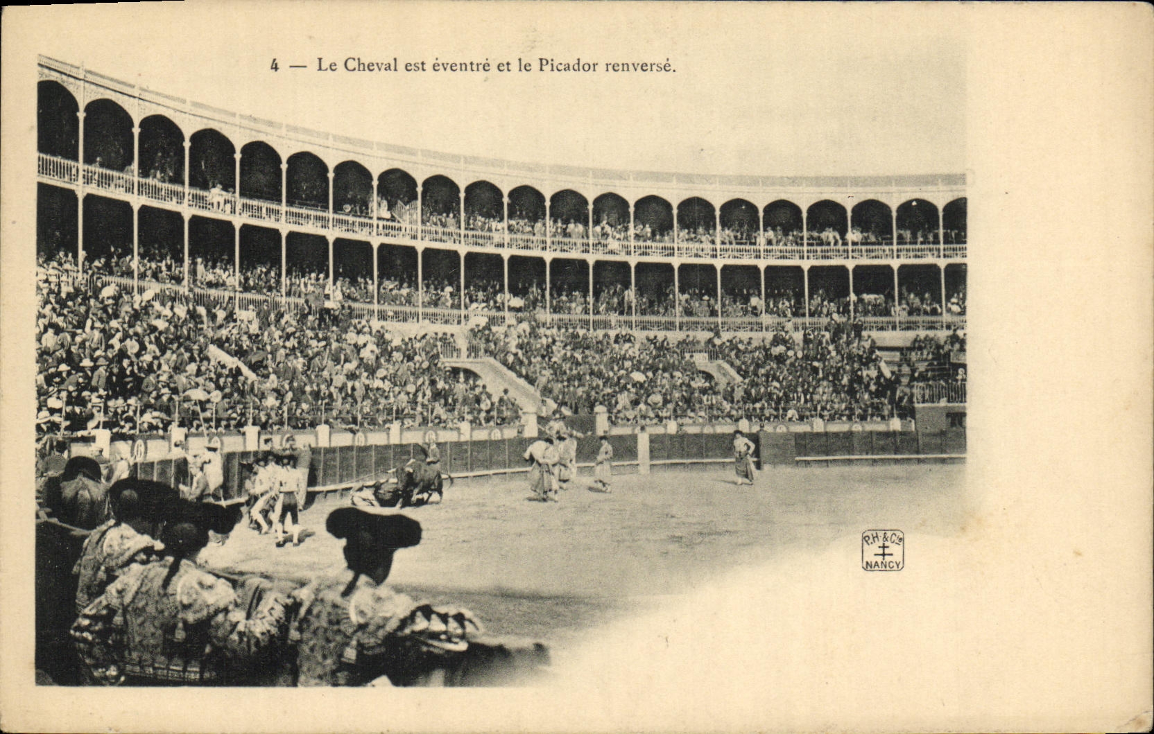 CPA Corrida Taureau Toro Le cheval esdt eventre et le picador renverse