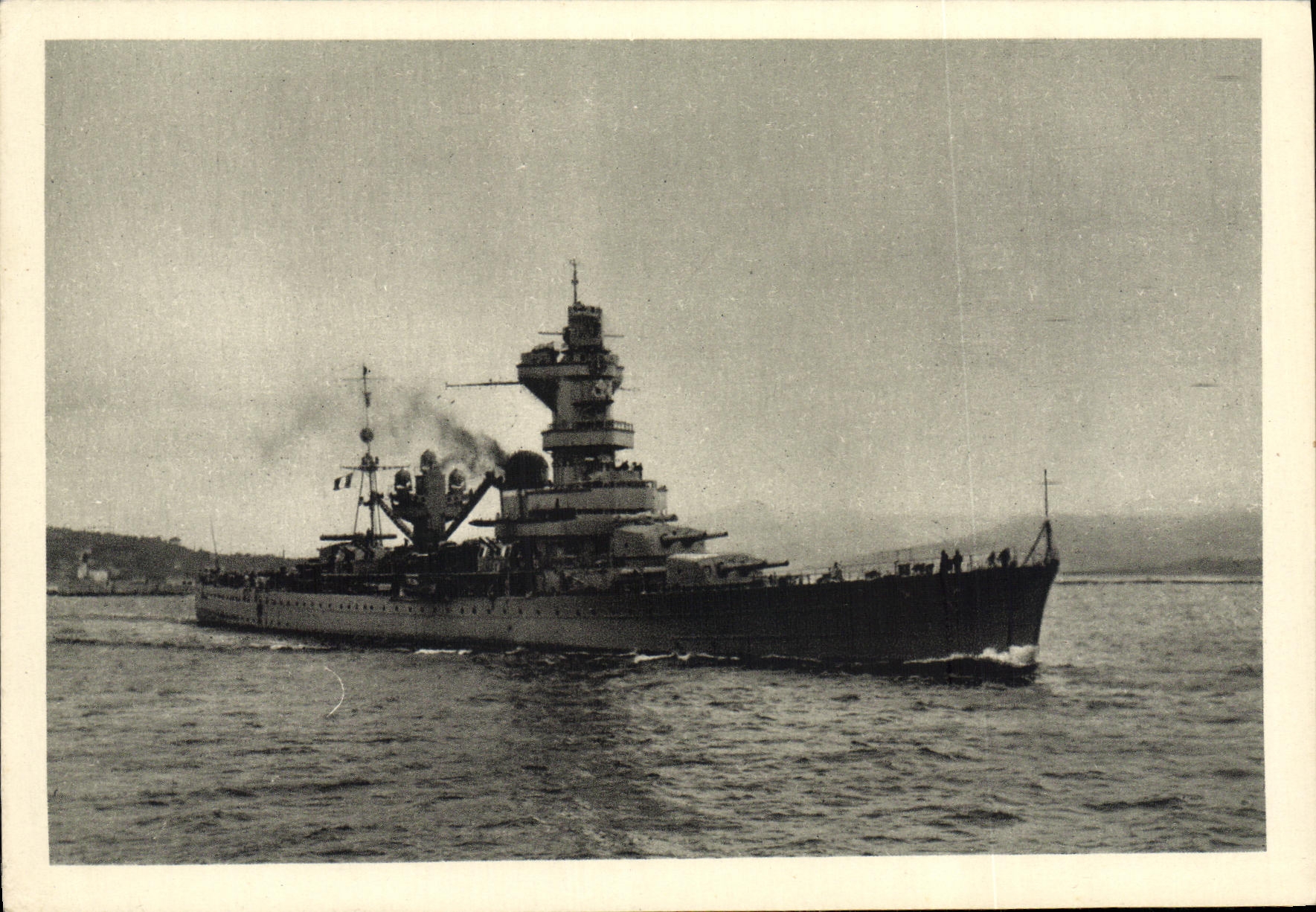 VINTAGE POSTCARD Boat Algeria Cruiser of 10000 tons