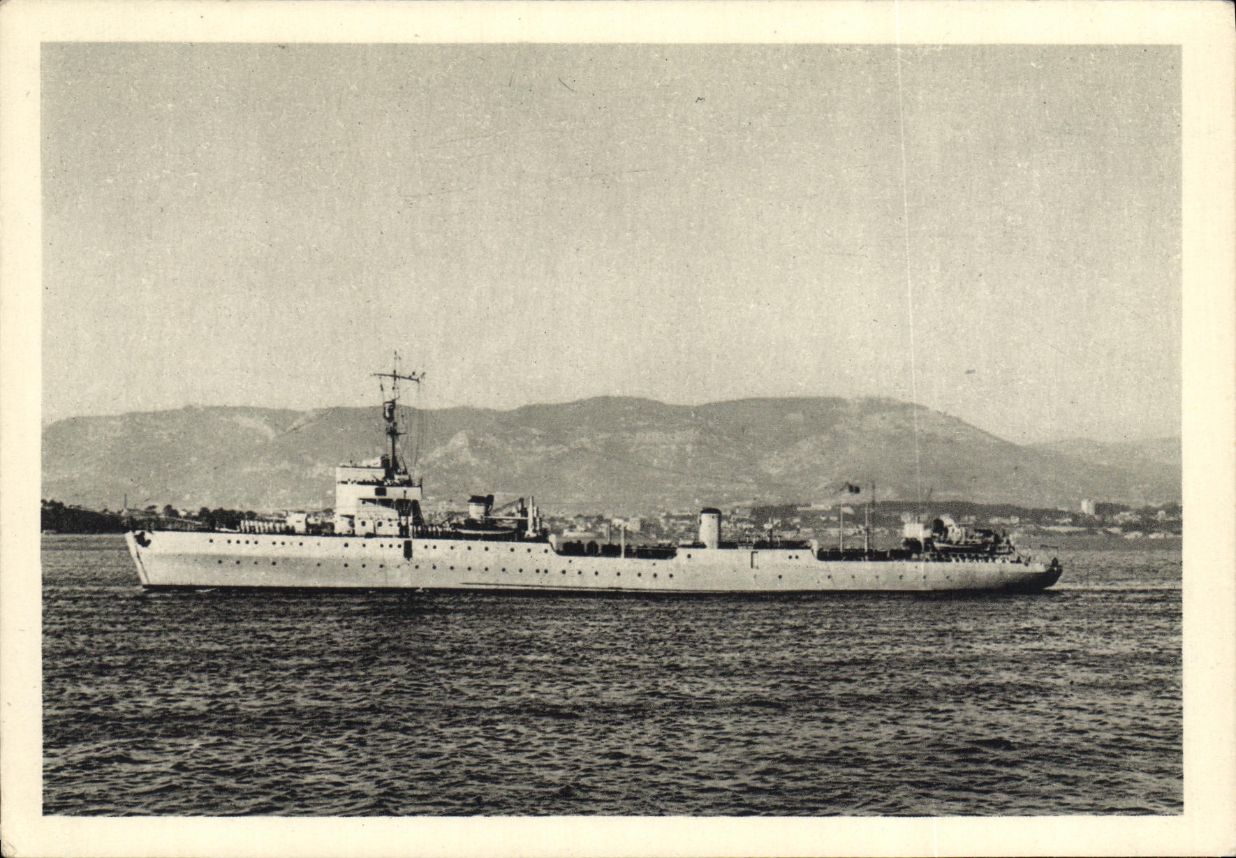 VINTAGE POSTCARD Boat Sprinkler of nets Gladiator