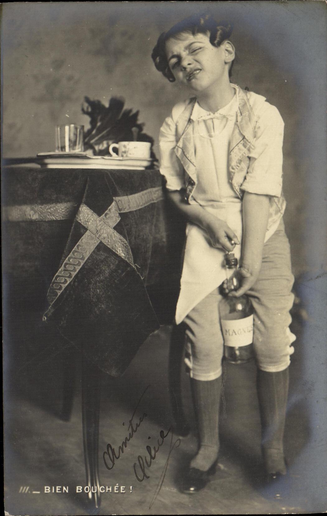 CPA Fantaisie Enfant Bien bouchee 