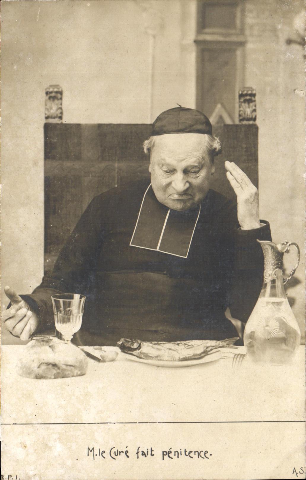 CPA Fantaisie Homme M le Cure fait penitence