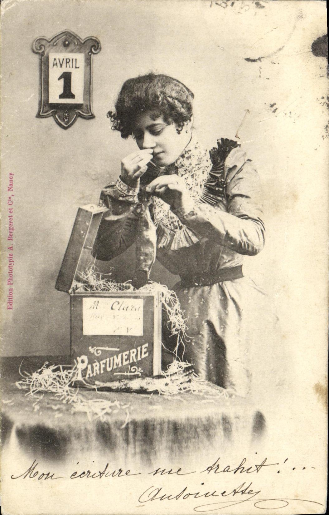 CPA Fantaisie Femme Mlle Clara Parfumerie RAt