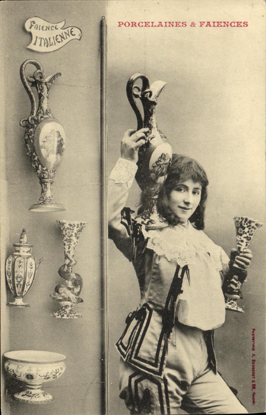 CPA Fantaisie Femme porcelaines et faiences Faience italienne