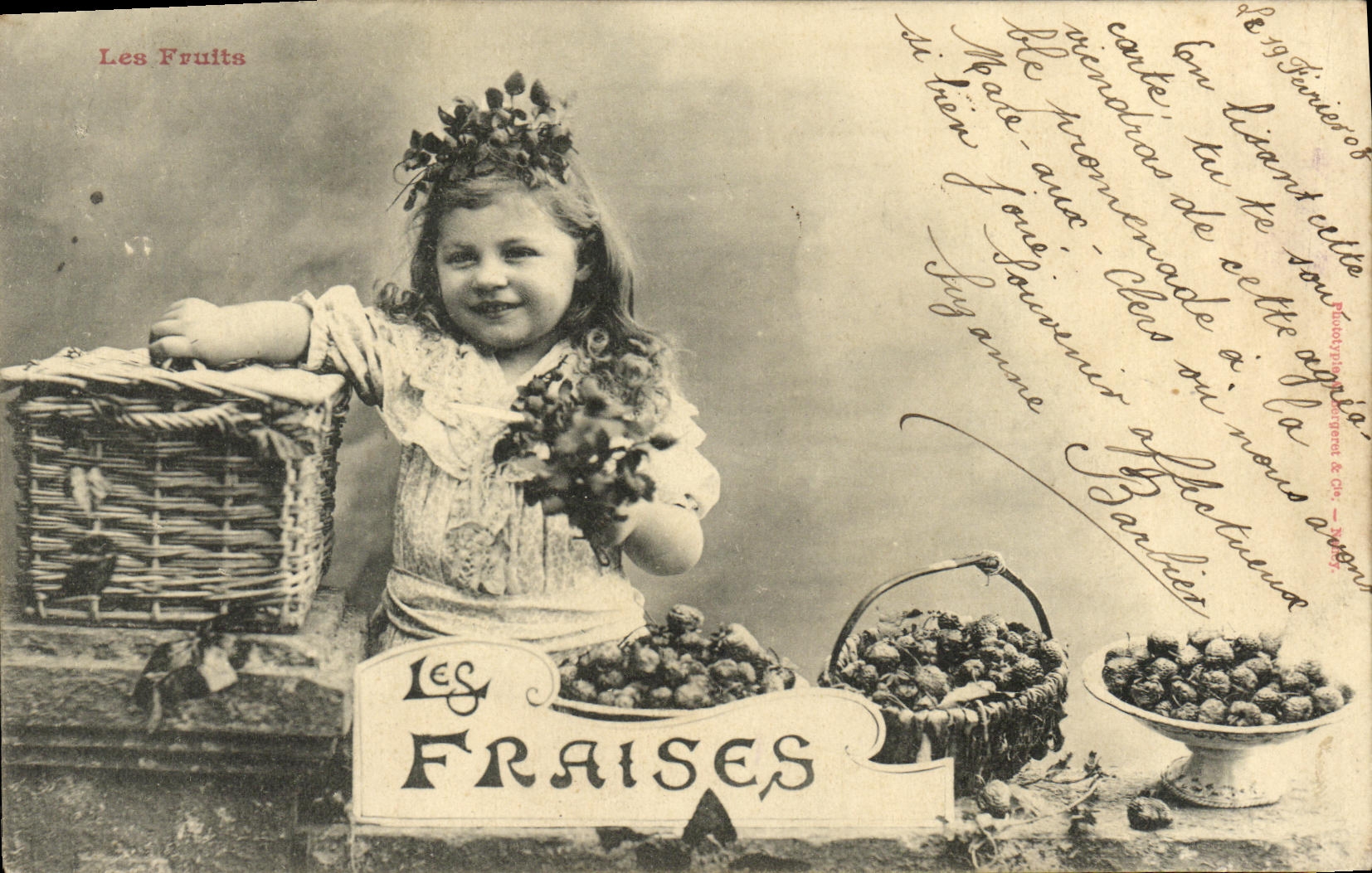 CPA Fantaisie Enfant Les fraises Les fruits