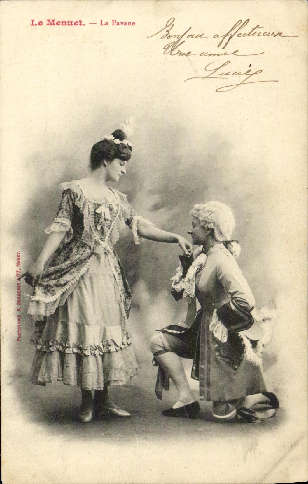 CPA Fantaisie Femme La pavane 