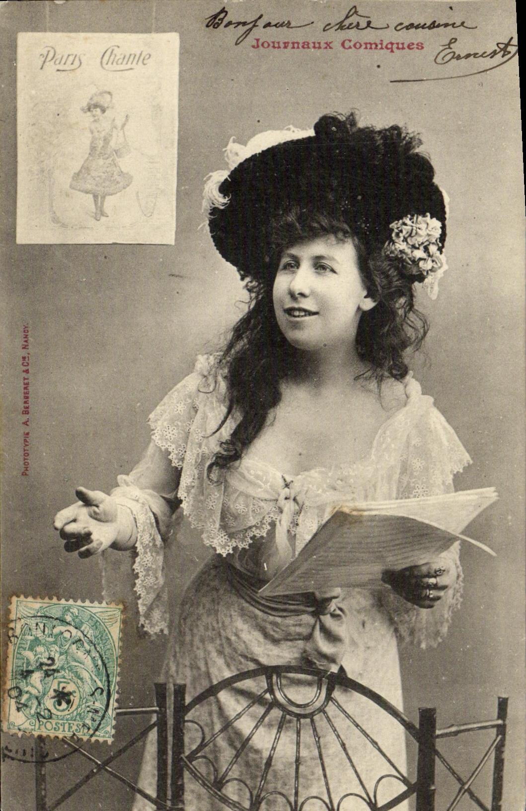 CPA Fantaisie Femme Journaux comiques Paris Chante