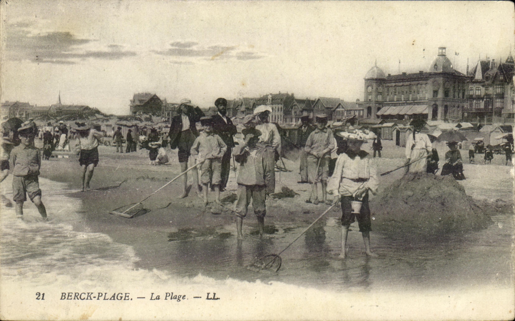 VINTAGE POSTCARD Berck beach the beach Children