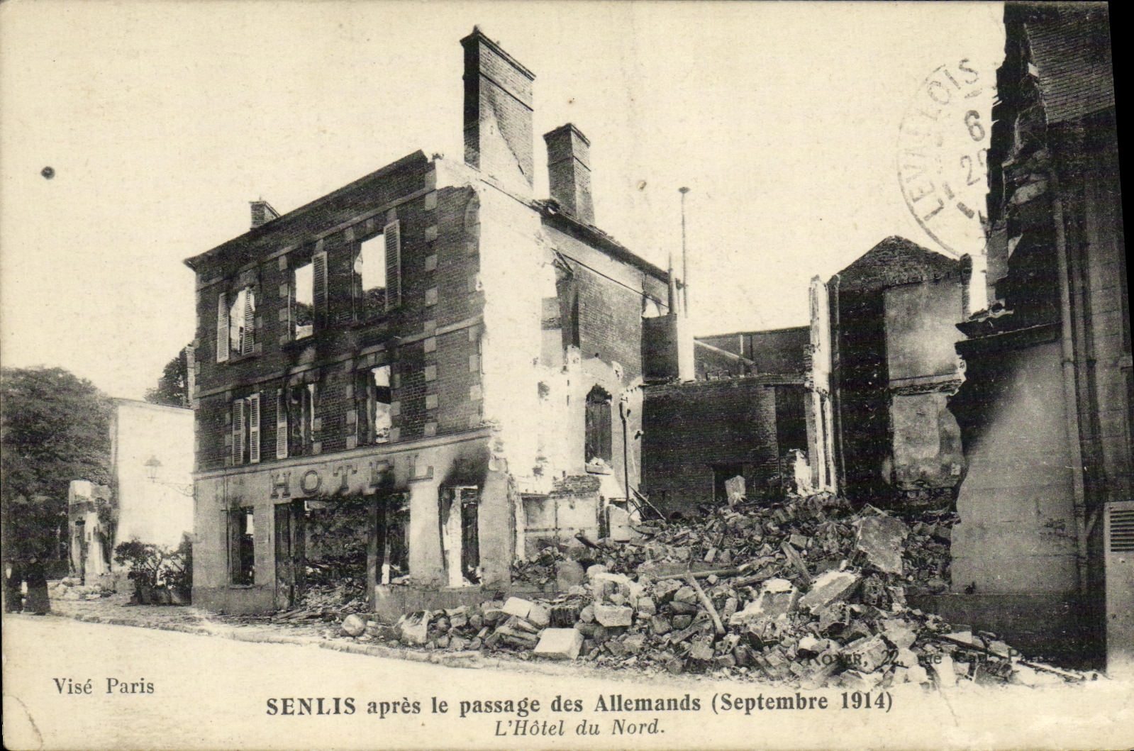 CPA Senlis apres le passage des allemands Hotel du Nord Militaria
