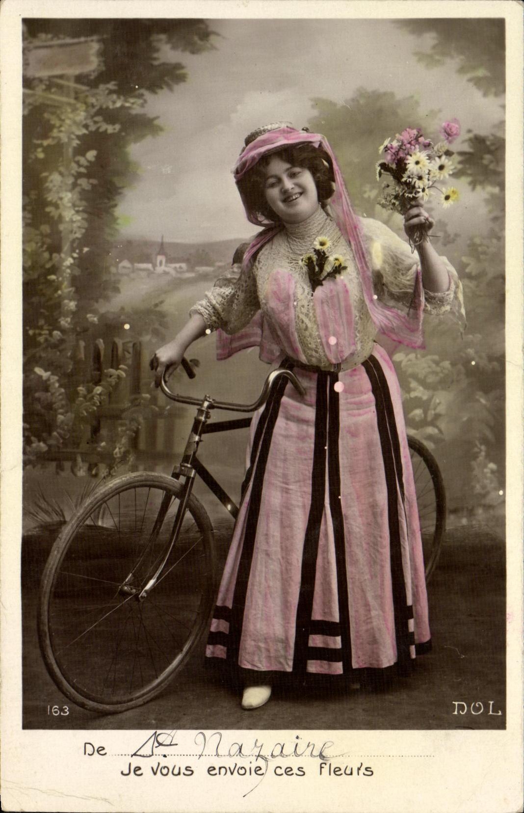 CPA Fantaisie Femme Velo cycle St Nazaire