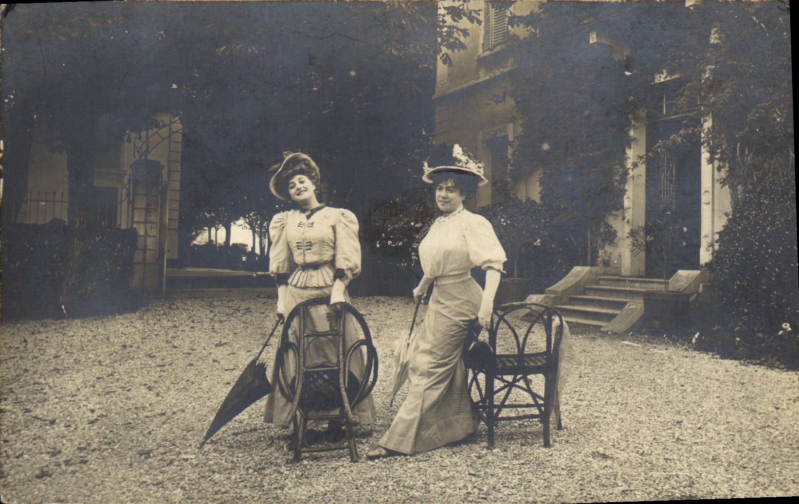 CARTE PHOTO Fantaisie Femmes en tenue