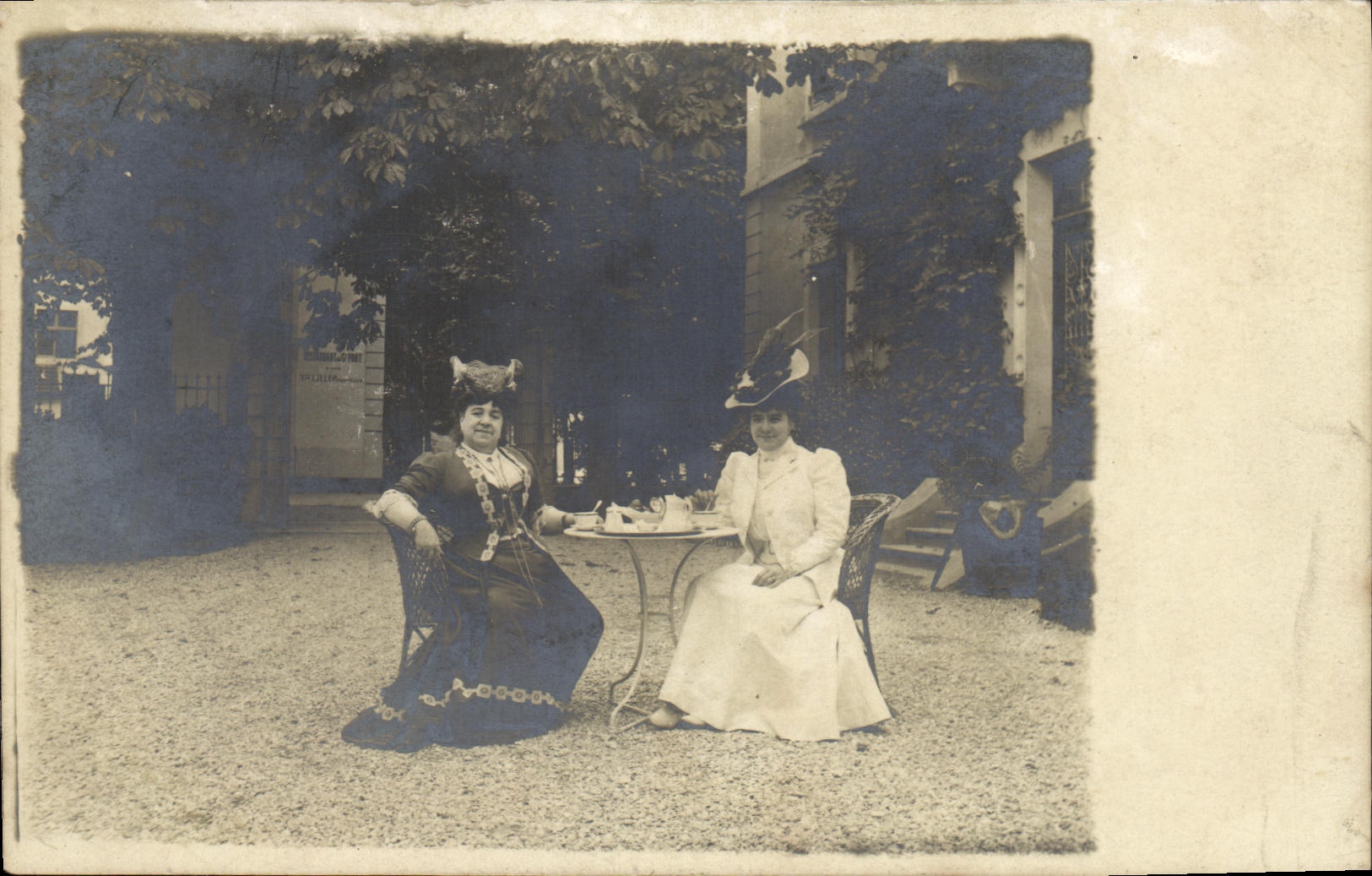 CARTE PHOTO Fantaisie Femmes en tenue