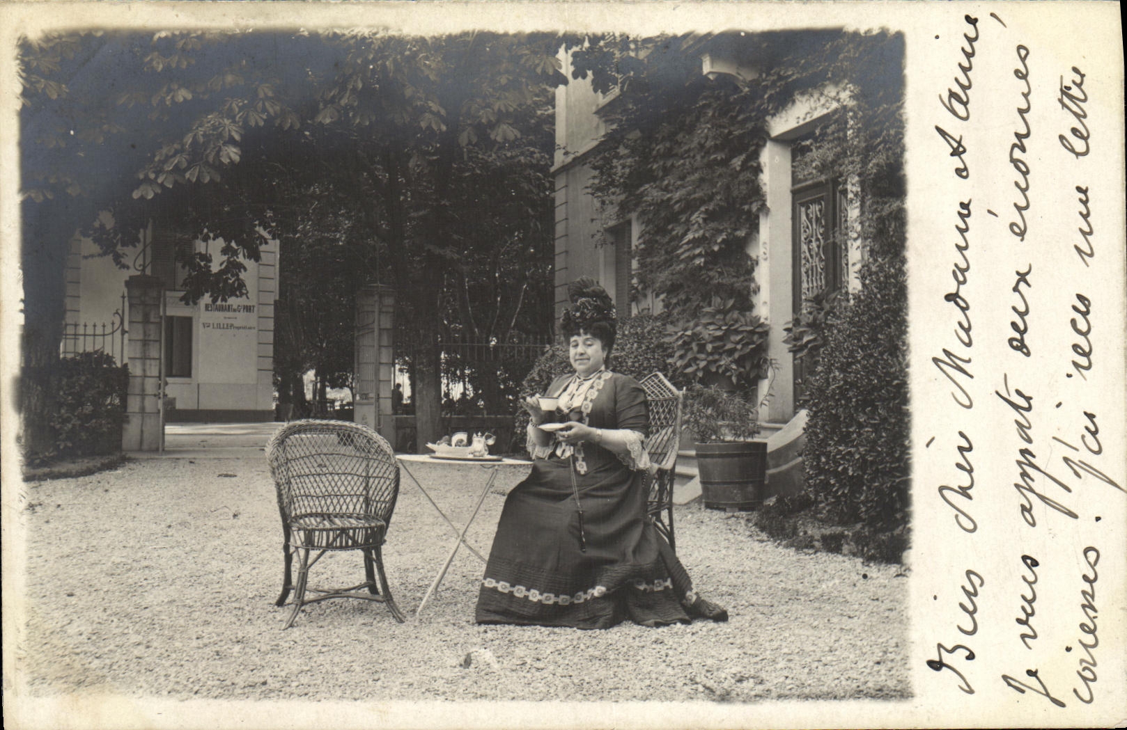 CARTE PHOTO Femme Bourgeoise buvant le the