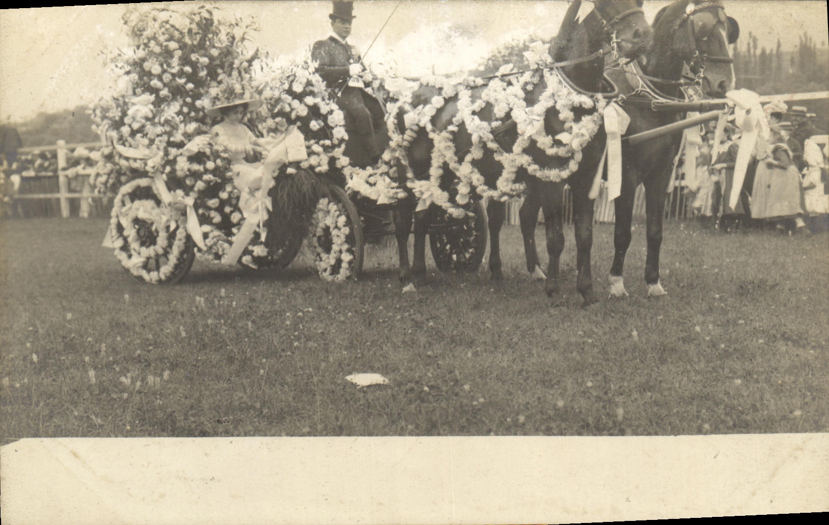 CARTE PHOTO Attelage Char fleuri Femmes 