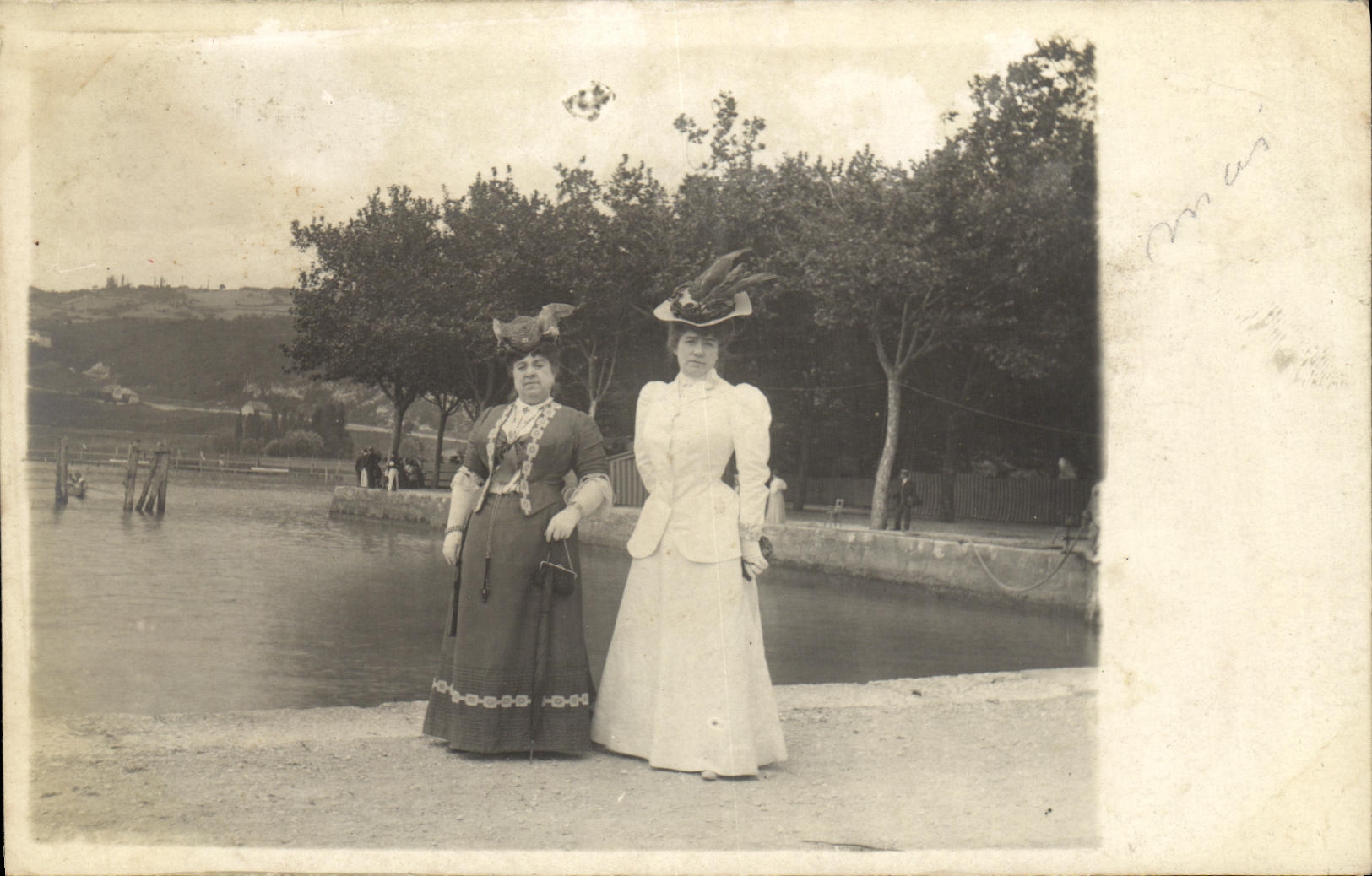 CARTE PHOTO femmes en tenue