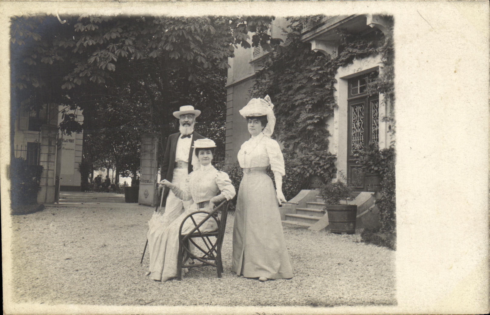 CARTE PHOTO Femmes en tenue