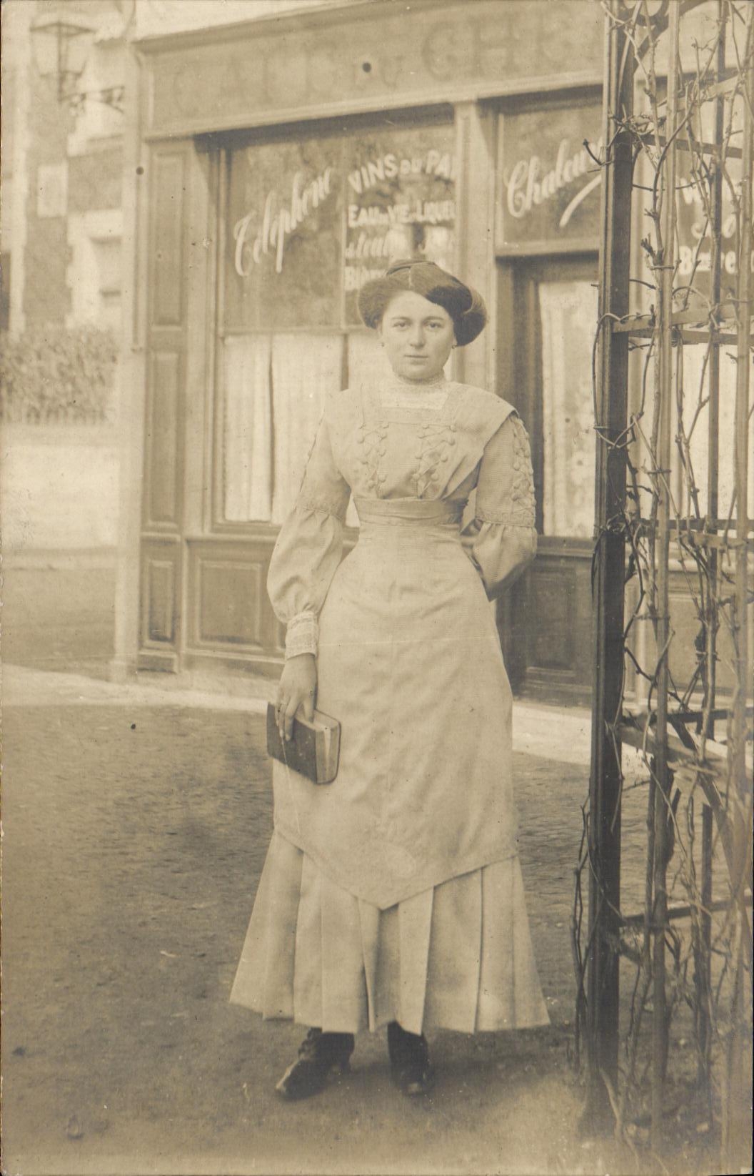 CARTE PHOTO Femme devant un cafe