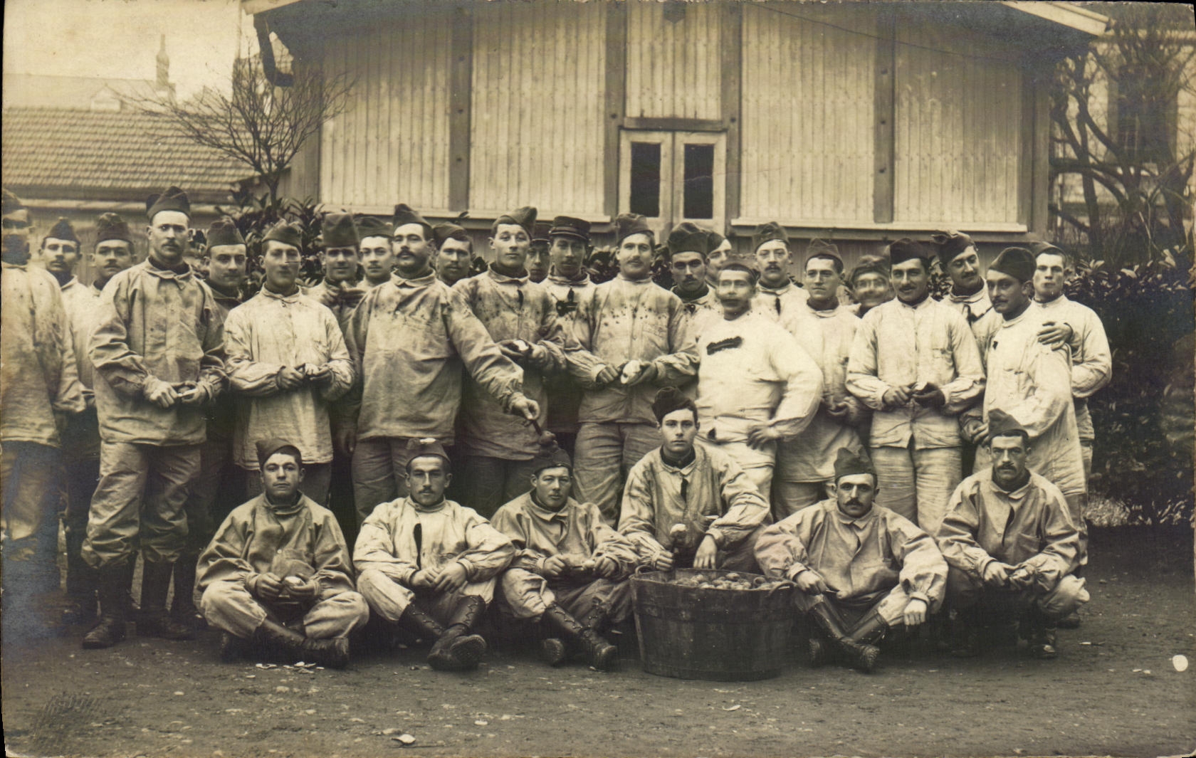 CARTE PHOTO Militaria Soldats Cuisiniers