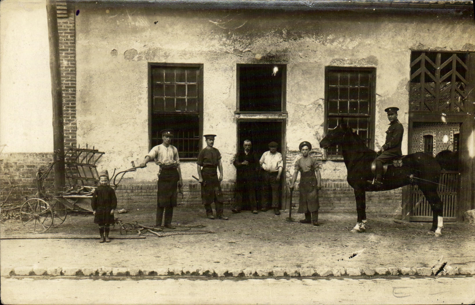 Postal photo mariscal del caballo de montar a caballo de los soldados de Militaria que calza el arado
