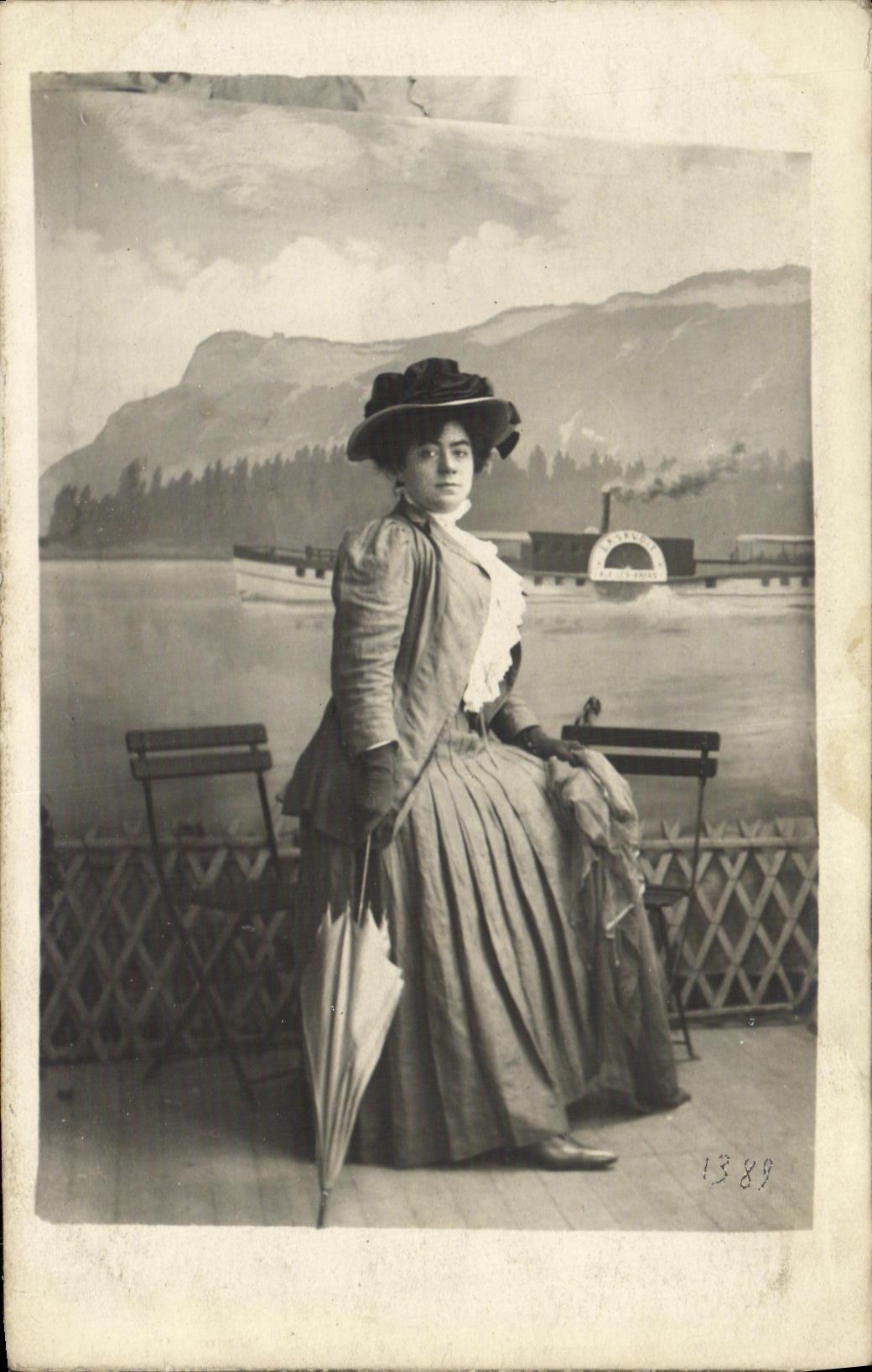 CARTE PHOTO Femme Bateau