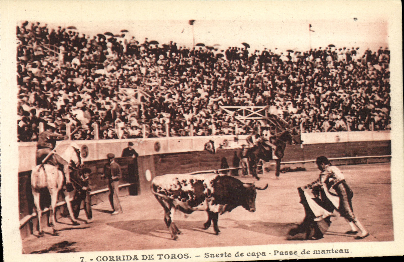CPA Sport Espagne Corrida Toro Taureau Suerte de capa Passe de manteau